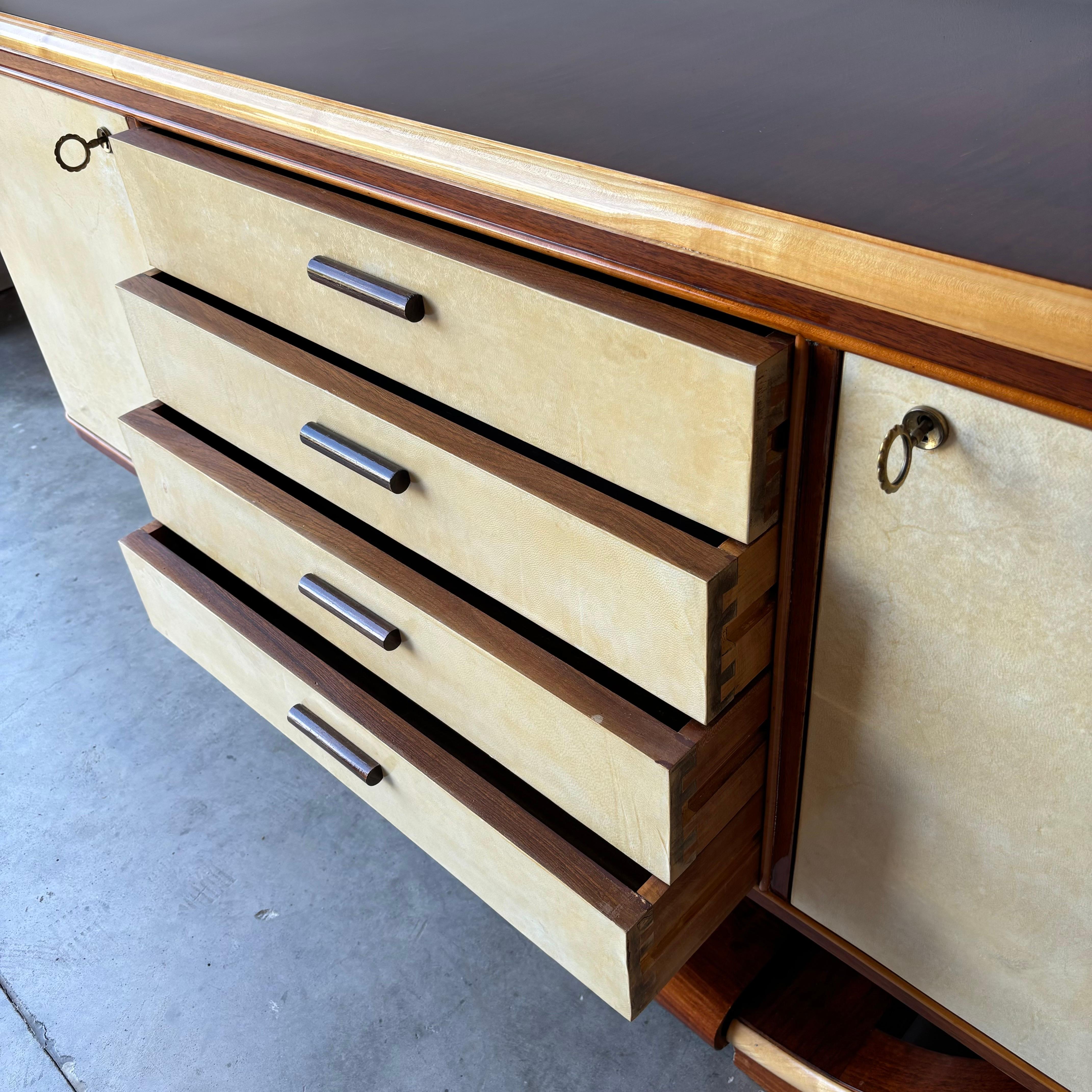Buffet italien Art Déco des années 1940 en parchemin et acajou 3