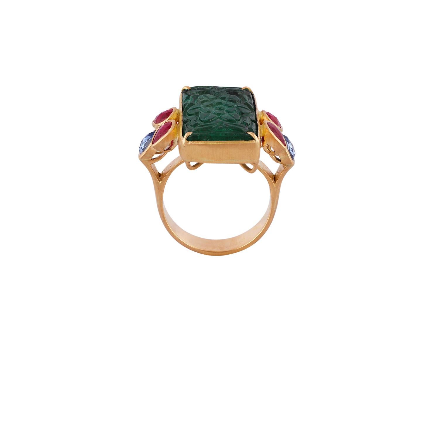 9,41 Karat geschnitzter sambischer Smaragd, Saphir und Rubin-Ring aus 18 Karat Gelbgold (Zeitgenössisch) im Angebot