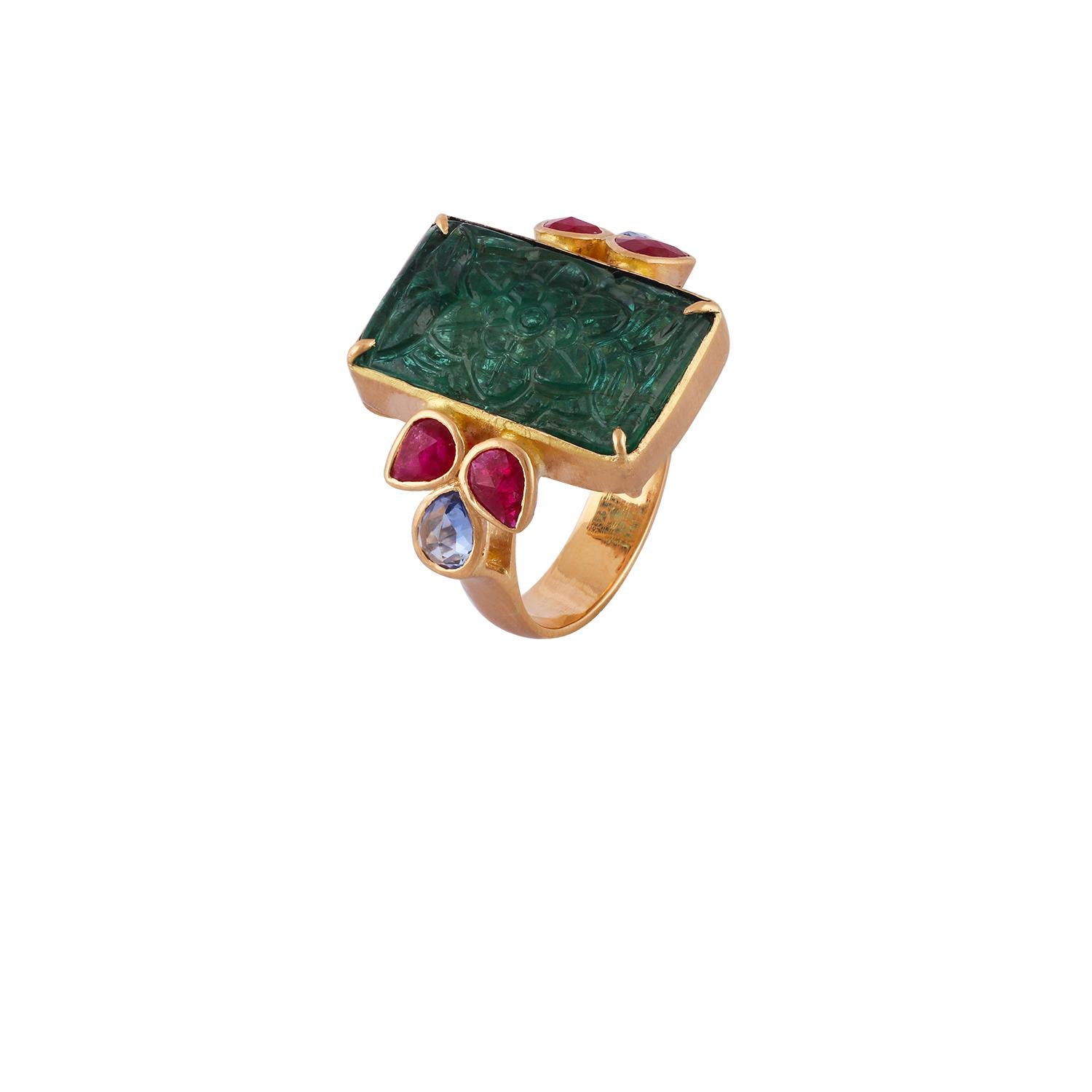 9,41 Karat geschnitzter sambischer Smaragd, Saphir und Rubin-Ring aus 18 Karat Gelbgold (Cabochon) im Angebot
