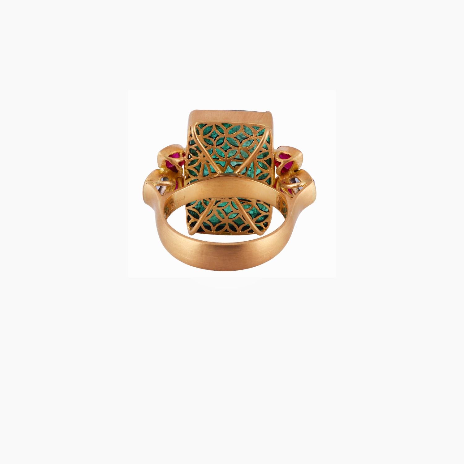 Contemporary 9.41 Carat Carved Zambian Emerald, Sapphire & Ruby Ring in 18k Yellow Gold For Sale