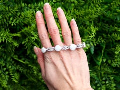 9,41 Karat Weißer Opal 2,52 Karat Diamantarmband aus 18k Weißgold CIRCA 1950