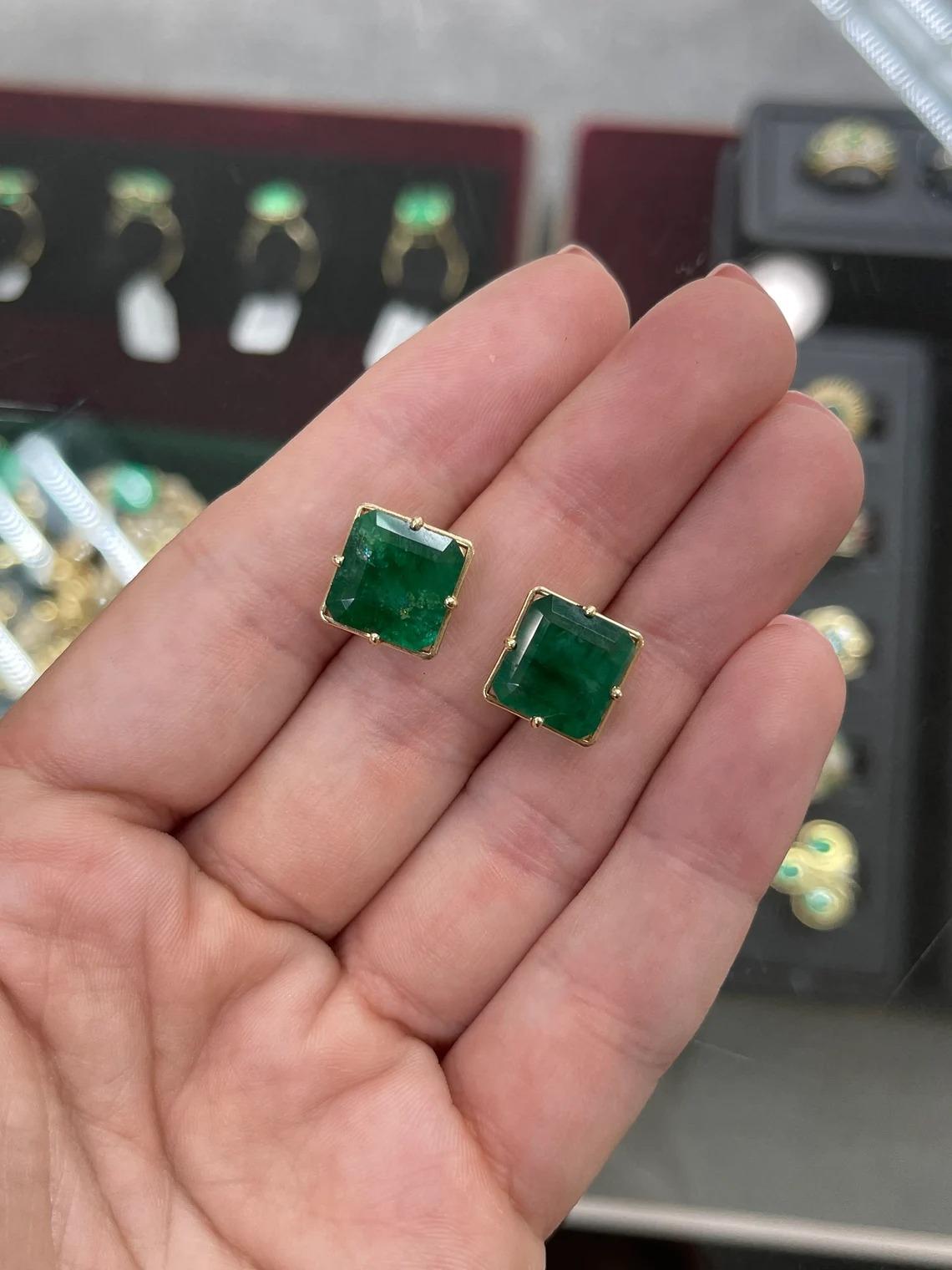Hier ist ein wunderschöner Satz brasilianischer Smaragdstecker mit Smaragdschliff aus feinem 14-karätigem Gelbgold zu sehen. Es handelt sich um dunkelgrüne Smaragde mit sehr guter Transparenz, die durch versetzte Goldzacken hervorgehoben werden, so