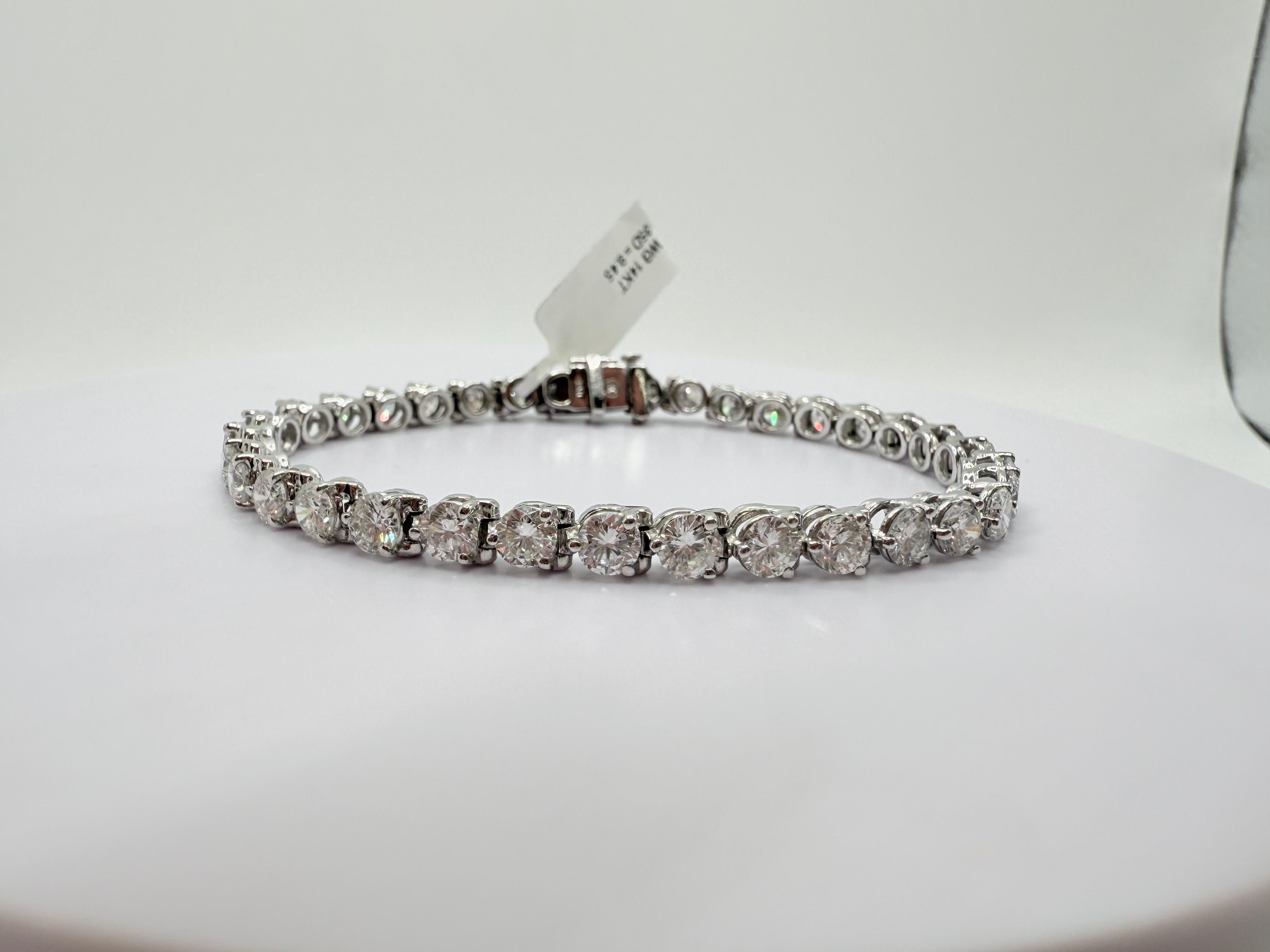 Esta lujosa pulsera tenis exhibe la mezcla perfecta de elegancia atemporal y brillo audaz. Elaborado por expertos en oro blanco de 14 quilates, presenta una línea continua de diamantes redondos talla brillante de muy alta calidad con un peso total