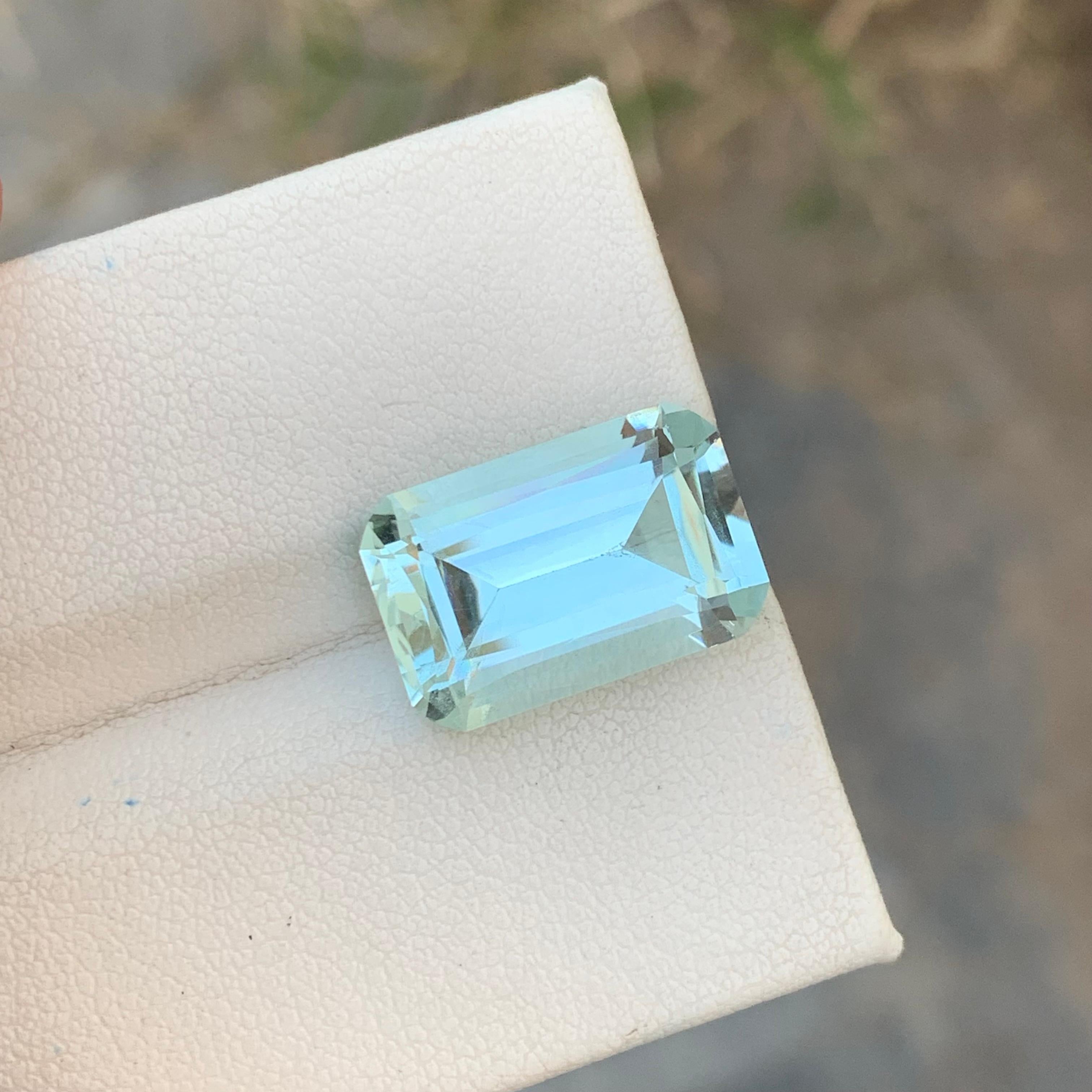 9.45 Carat Huge Natural Loose Aquamarine Emerald Shape Gem For Necklace In New Condition For Sale In Peshawar, PK