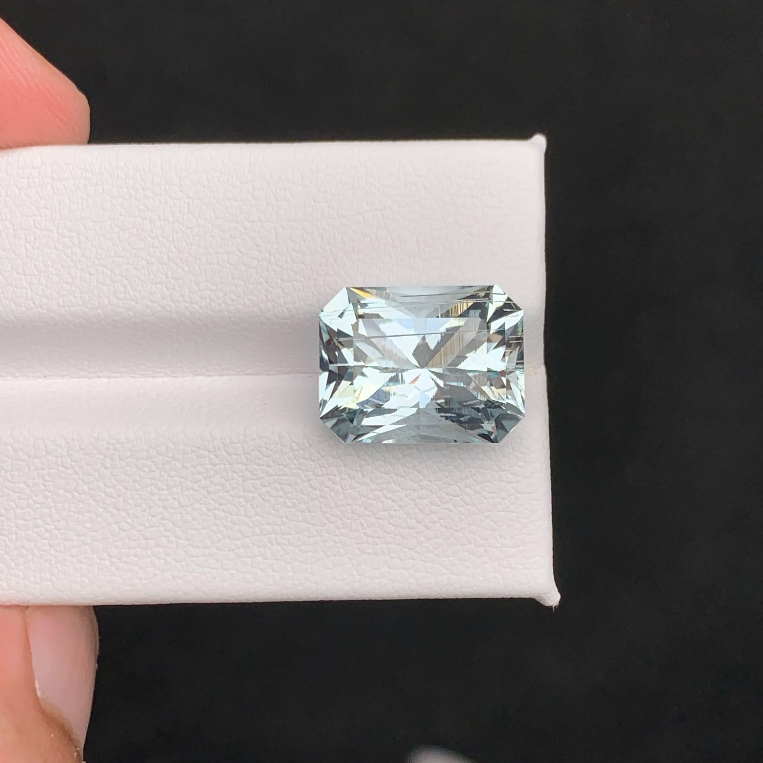 Peso 9,45 carati 
Dimensioni 14.6x11.4x9.0 mm
Trattamento Nessuno 
Origine Pakistan 
Chiarezza VVS 
Taglio di forma Cuscino di precisione 



L'acquamarina naturale sfusa da 9,45 carati è un esempio straordinario della bellezza della natura, con un