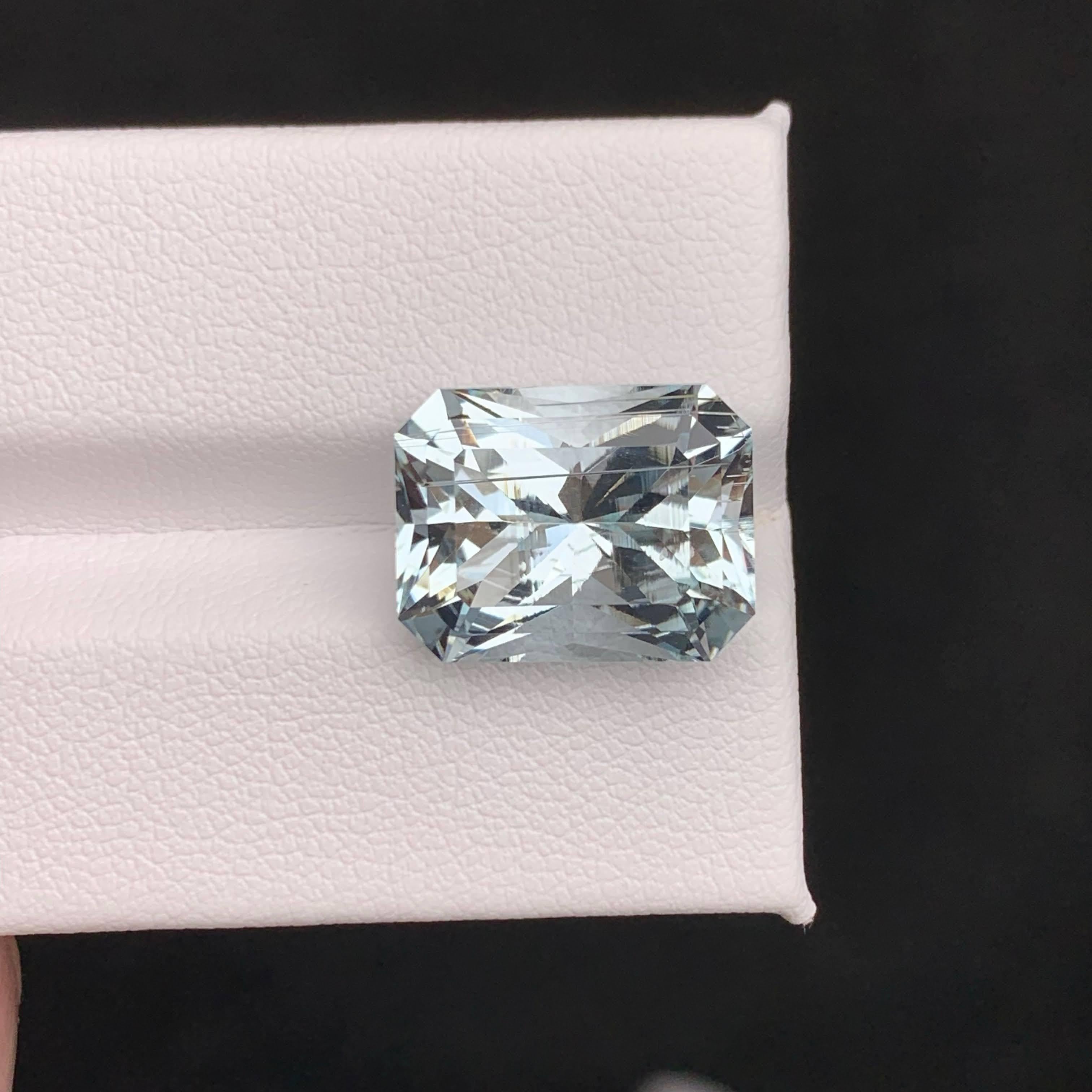 Moderno 9,45 Carati di pietra d'acquamarina naturale sfusa Fancy Cushion Cut Gemma del Pakistan in vendita