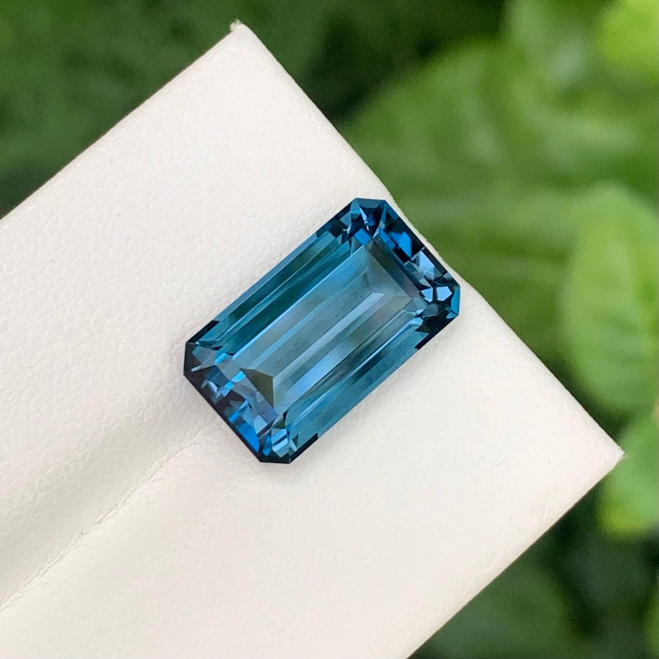 Moderno 9,45 Carati Nature sciolti Topazio Blu di Londra Pietra africana taglio smeraldo in vendita