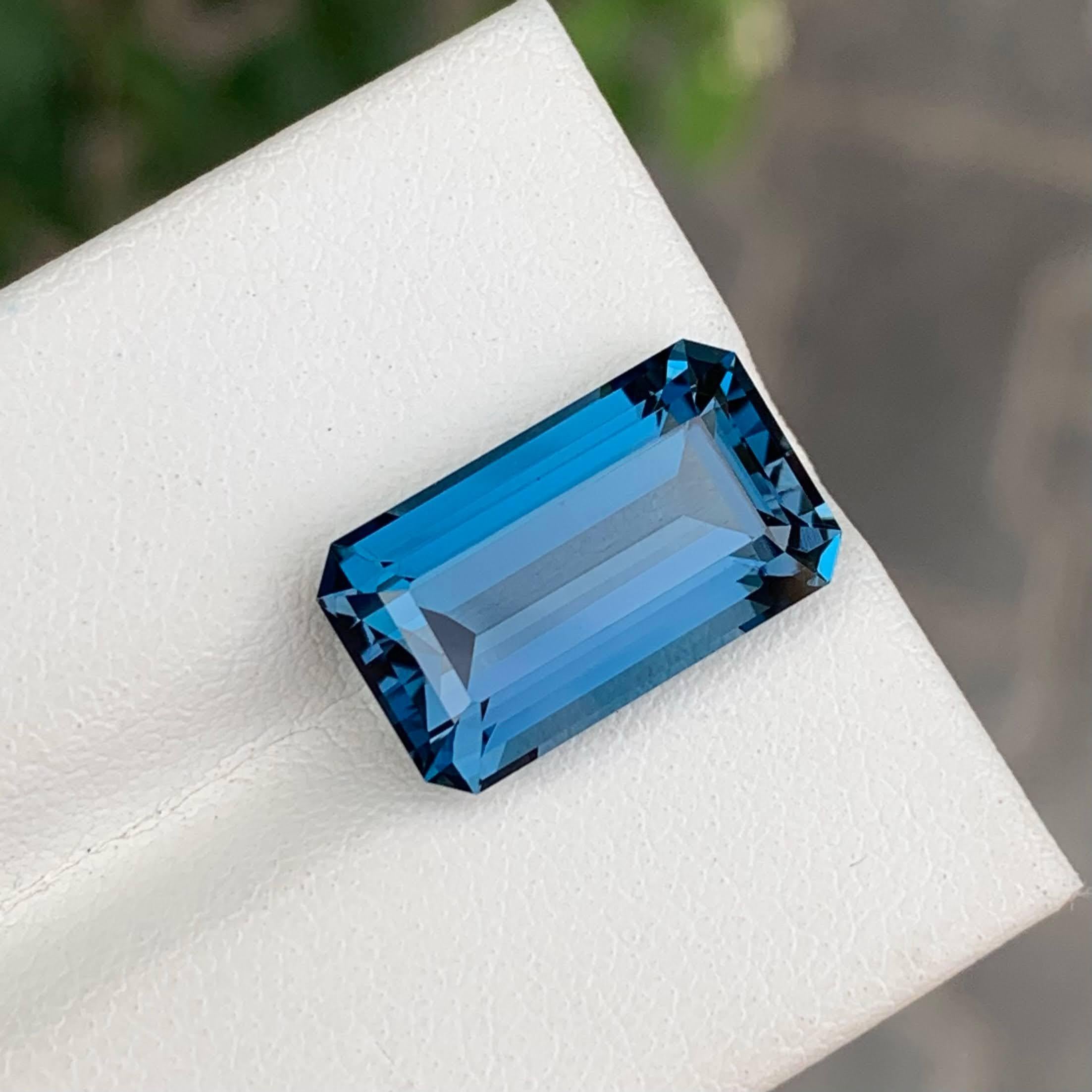 9,45 Carati Nature sciolti Topazio Blu di Londra Pietra africana taglio smeraldo In condizioni Nuovo in vendita a Bangkok, TH