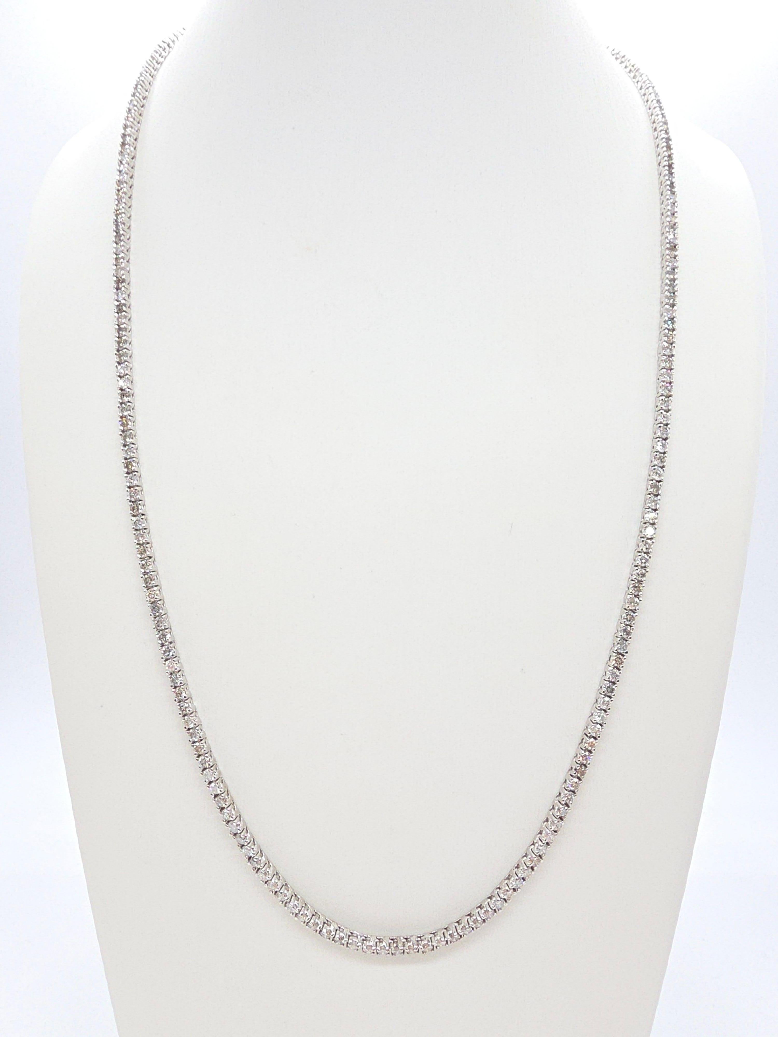 Elegante collana da tennis con diamanti bianchi taglio brillante

Questa lussuosa collana tennis sfoggia diamanti bianchi a taglio tondo-brillante, rinomati per la loro eccezionale lucentezza e brillantezza. Con una classica incastonatura a quattro