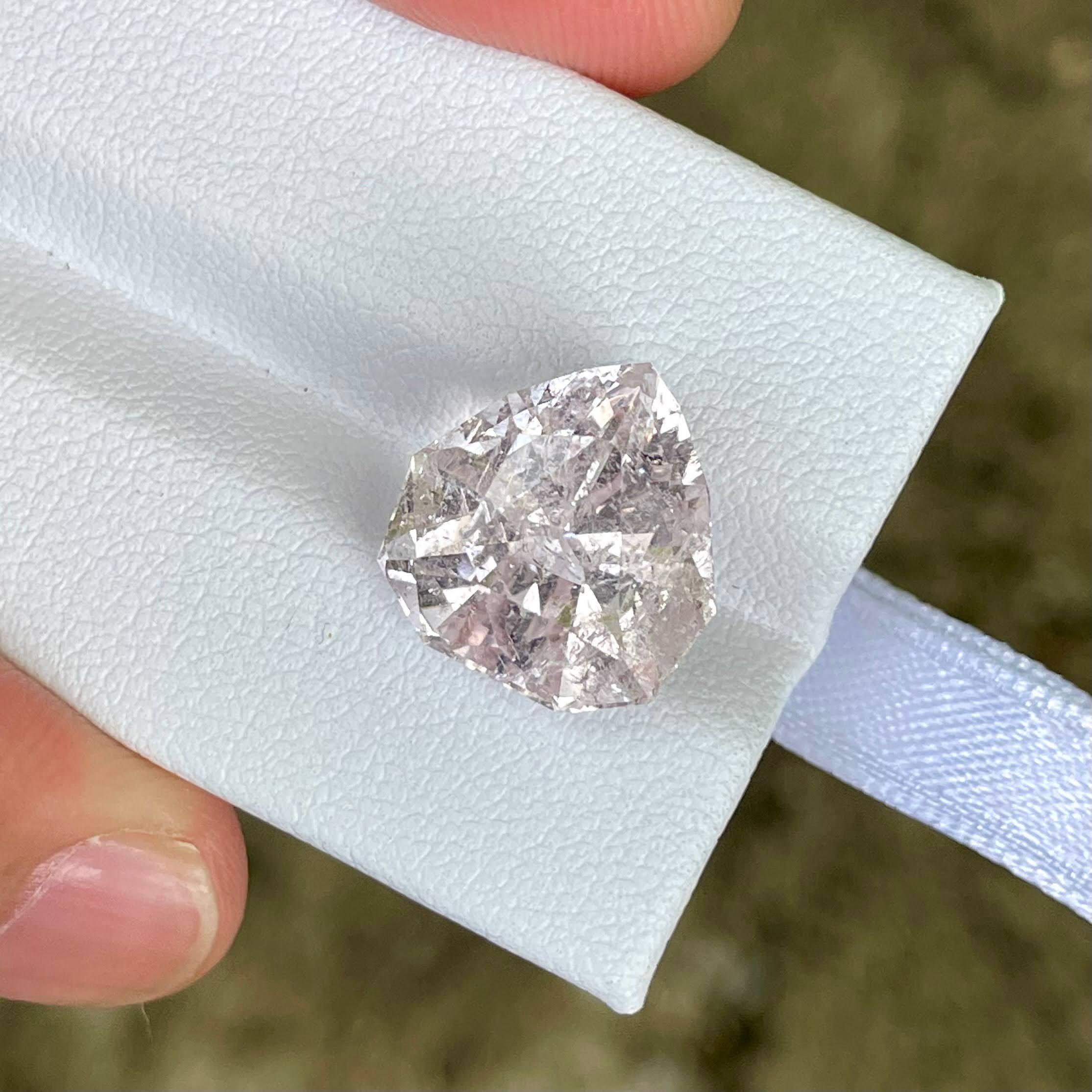 Weight 9.45 carats 
Dimensions 13.7x13.1x9.8 mm
Treatment none 
Origin Afghanistan 
Clarity included 
Shape triangular 
Cut Faceted 



This stunning 9.45-carat Morganite gemstone, hailing from the mineral-rich regions of Afghanistan, is a true