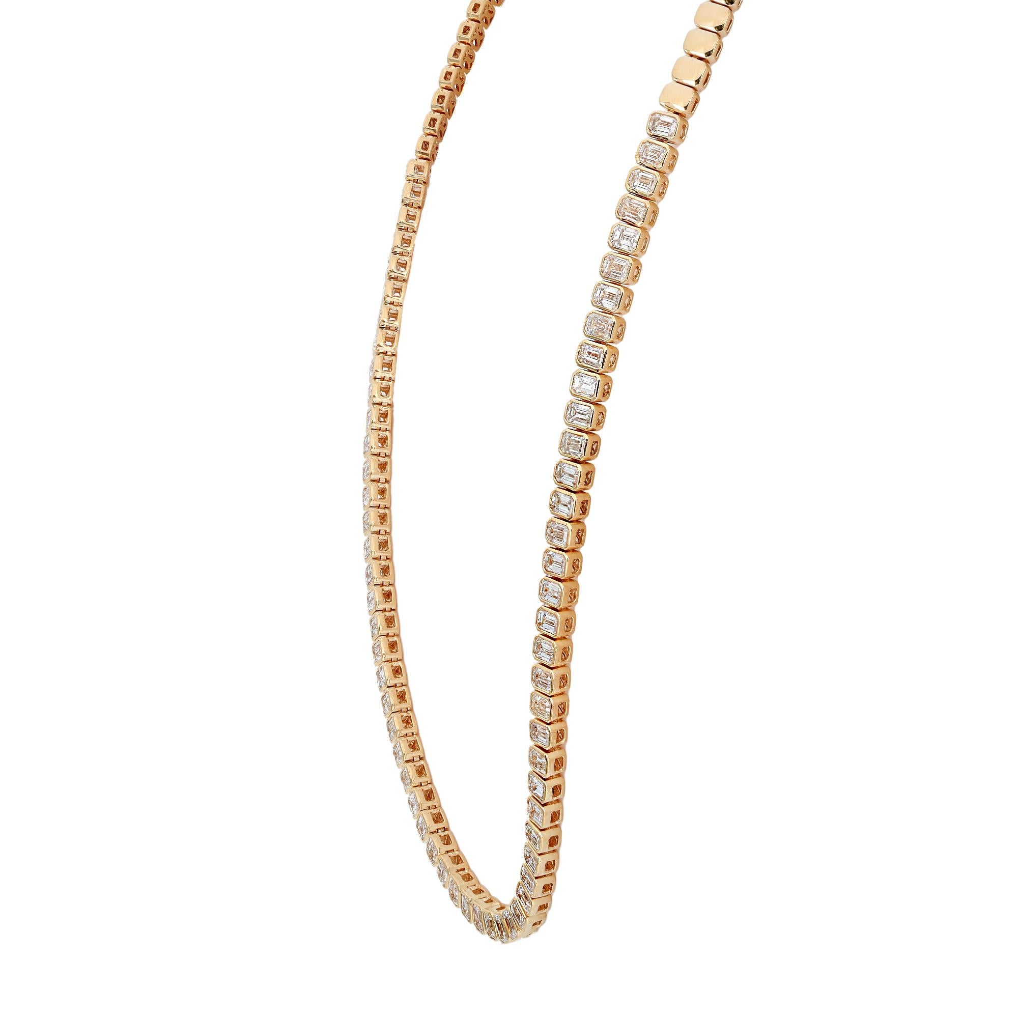 Erleben Sie den Inbegriff raffinierter Eleganz mit unserer 9,46 Karat Smaragdschliff-Diamant-Tennis-Halskette mit halber Lünette in strahlendem 18-karätigem Gelbgold. Dieses bezaubernde Schmuckstück ist mit insgesamt 9,46 Karat Diamanten im