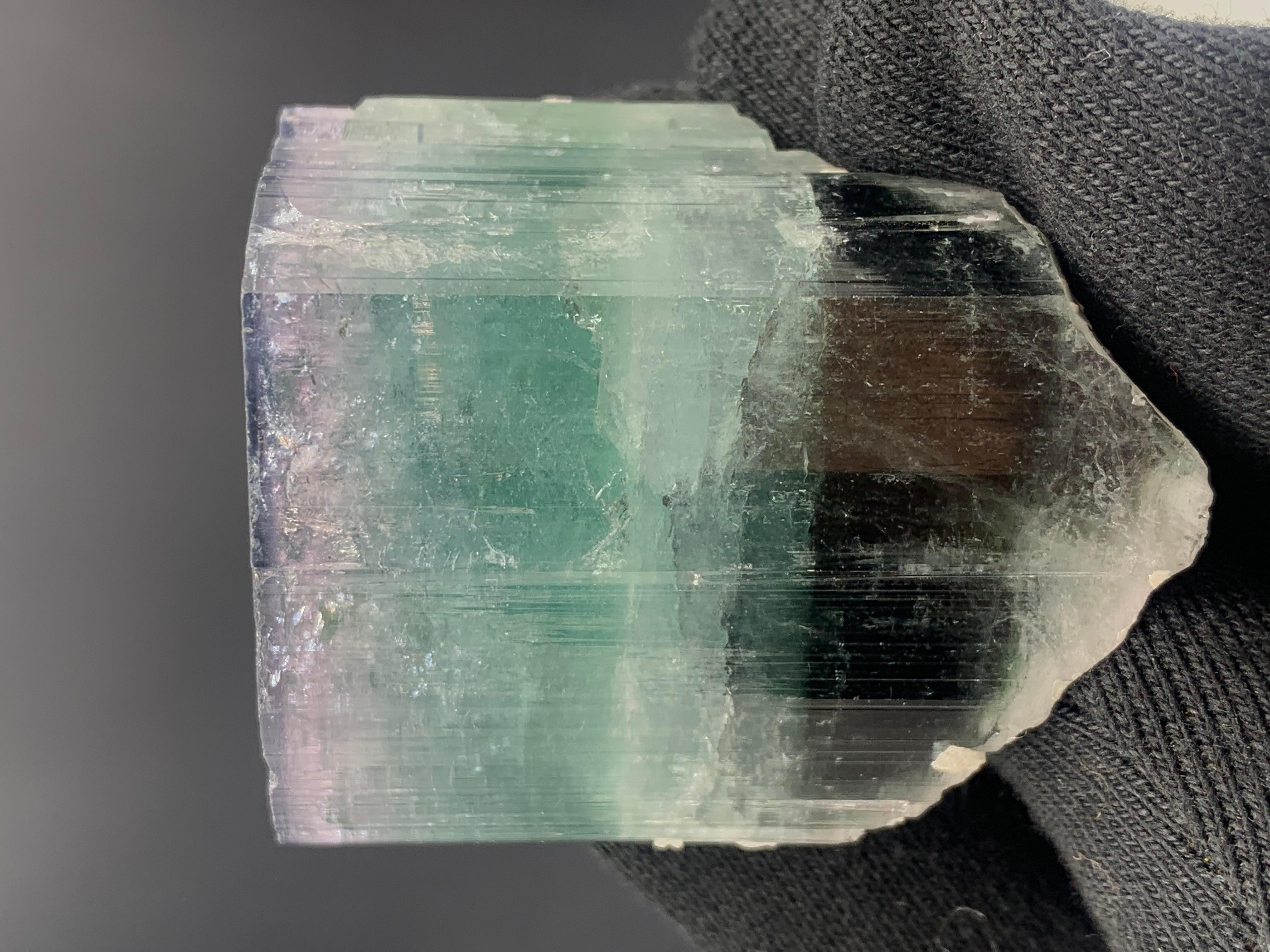 94.68 gramos de precioso cristal de turmalina tricolor de Afganistán siglo XVIII y antes en venta