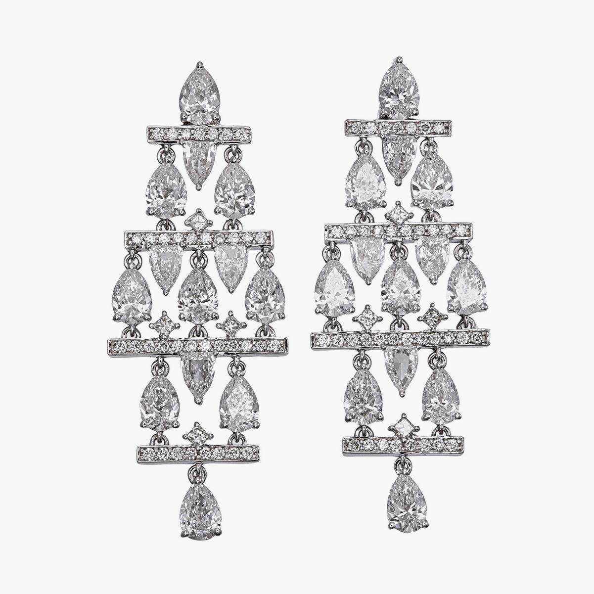 Un elegante capolavoro di orecchini di diamanti messo in mostra da REWA jewels è realizzato a mano in oro bianco 18 carati.

Tempestato da 18 pezzi di pera frantumata  diamanti del peso di circa 7,10 carati e 8 diamanti a forma di cuore del peso di