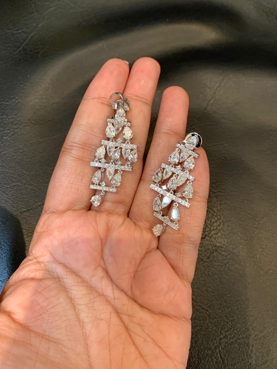 Orecchino con diamante da 9,48 carati in oro bianco da 18 carati in vendita 2