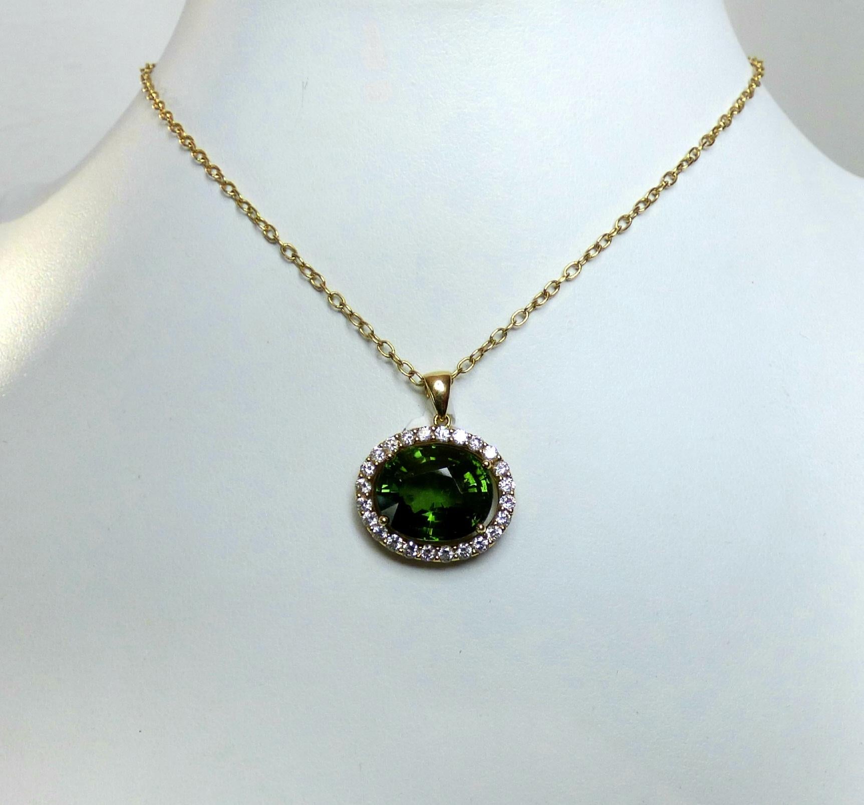 9.48ct Oval cut Green Tourmaline and Diamond Pendant in 18K Gold In New Condition For Sale In Dublin, IE