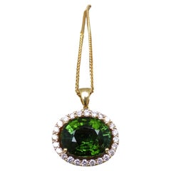 Pendentif en or 18 carats avec tourmaline verte de taille ovale de 9,48 carats et diamants