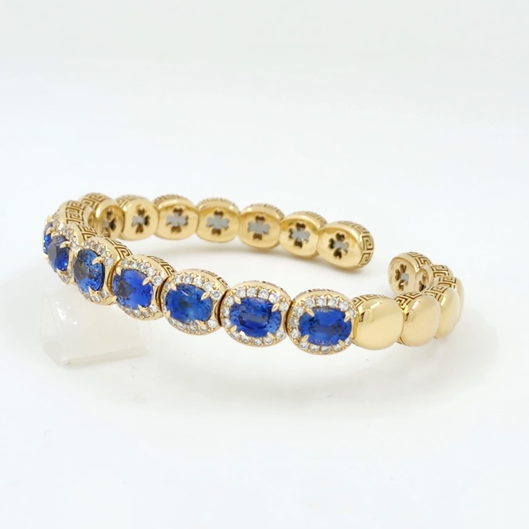 Contemporary 9.49 Carats Blue Sapphire Diamond Bangle Bracelet in 18 Karat Yellow Gold For Sale