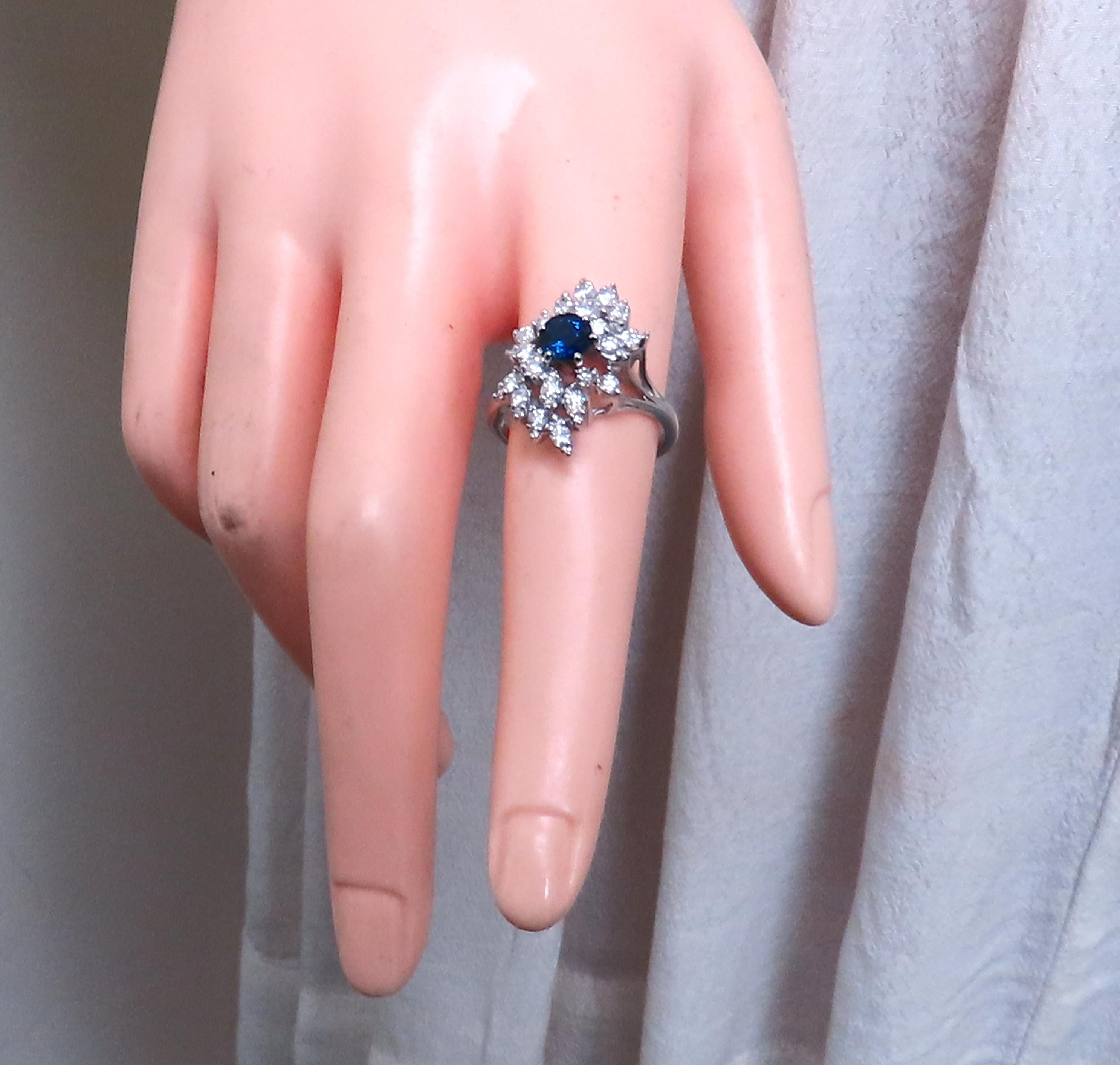 .94ct. Natürlicher blauer Saphir Diamanten Cluster-Ring 14kt 84424 (Rundschliff) im Angebot