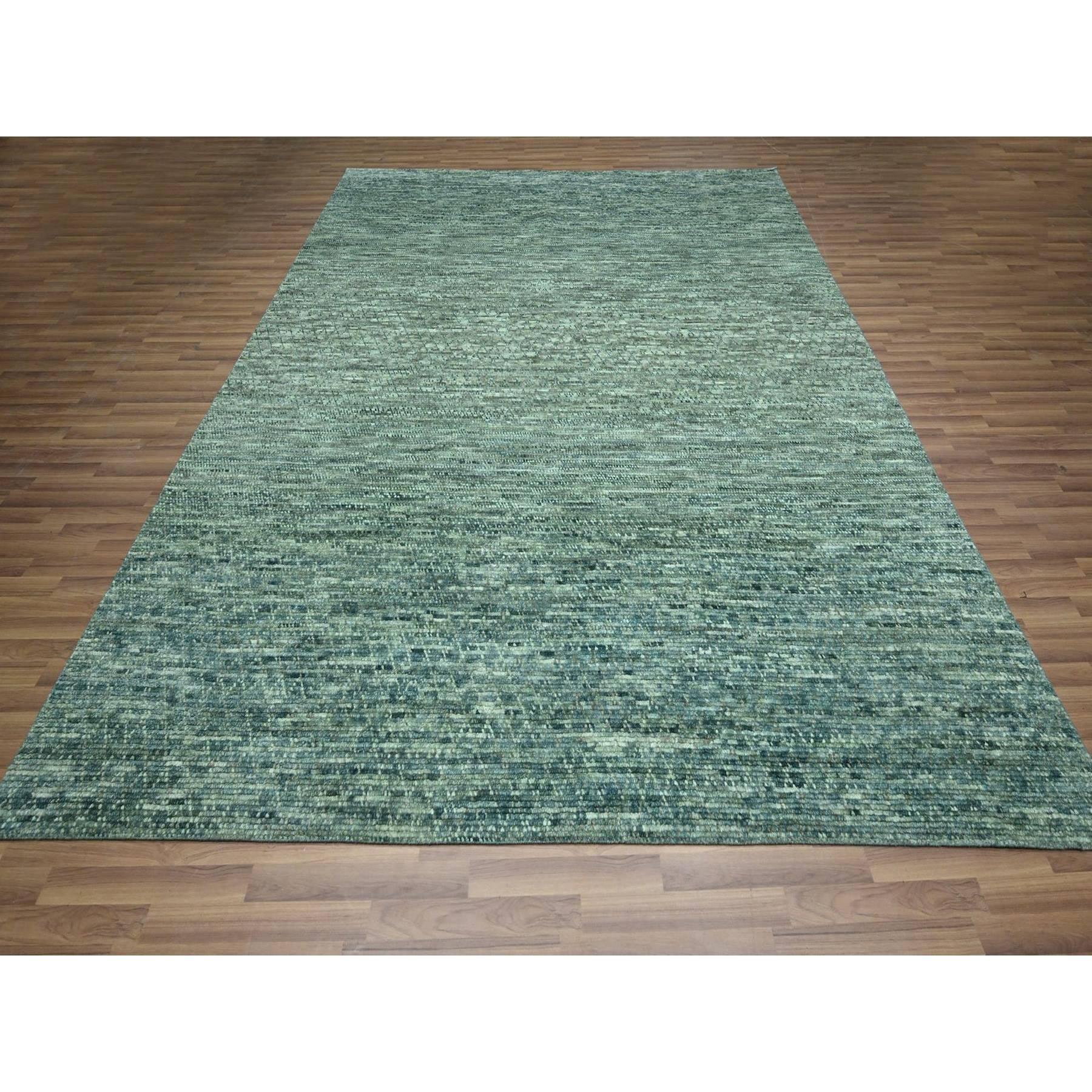 Sage Grün, Handgeknüpft, Gras Design mit Looping Flor, Reine Wolle, Orientteppich
Primäre MATERIALIEN: Wolle
Latex: Kein Flor 
Höhe: 0,25 Zoll
Stil: AM Contemporary
Grundfarbe: Grün
Sekundäre Farben: Grau, Elfenbein, Beige
Muster: Orientalisch