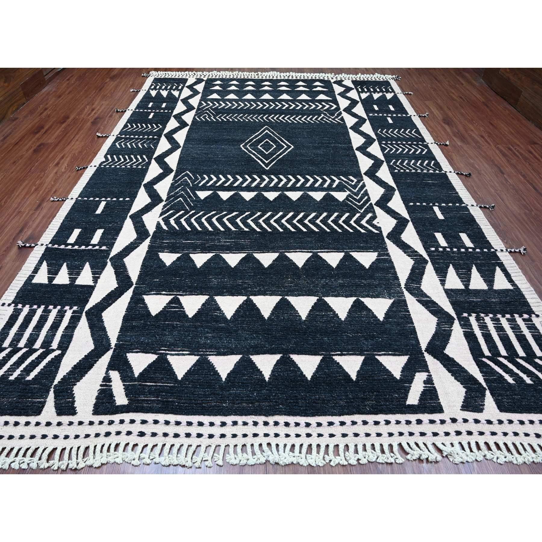 Nero giada, Annodato a mano, Trama marocchina con disegno geometrico ed etnico, Lana morbida, Tono su tono, Pile strutturato, Tappeto orientale
Materiali primari: Lana
Lattice: No Pile 
altezza: 0,25 pollici
Stile: Tradizionale
Colore primario: