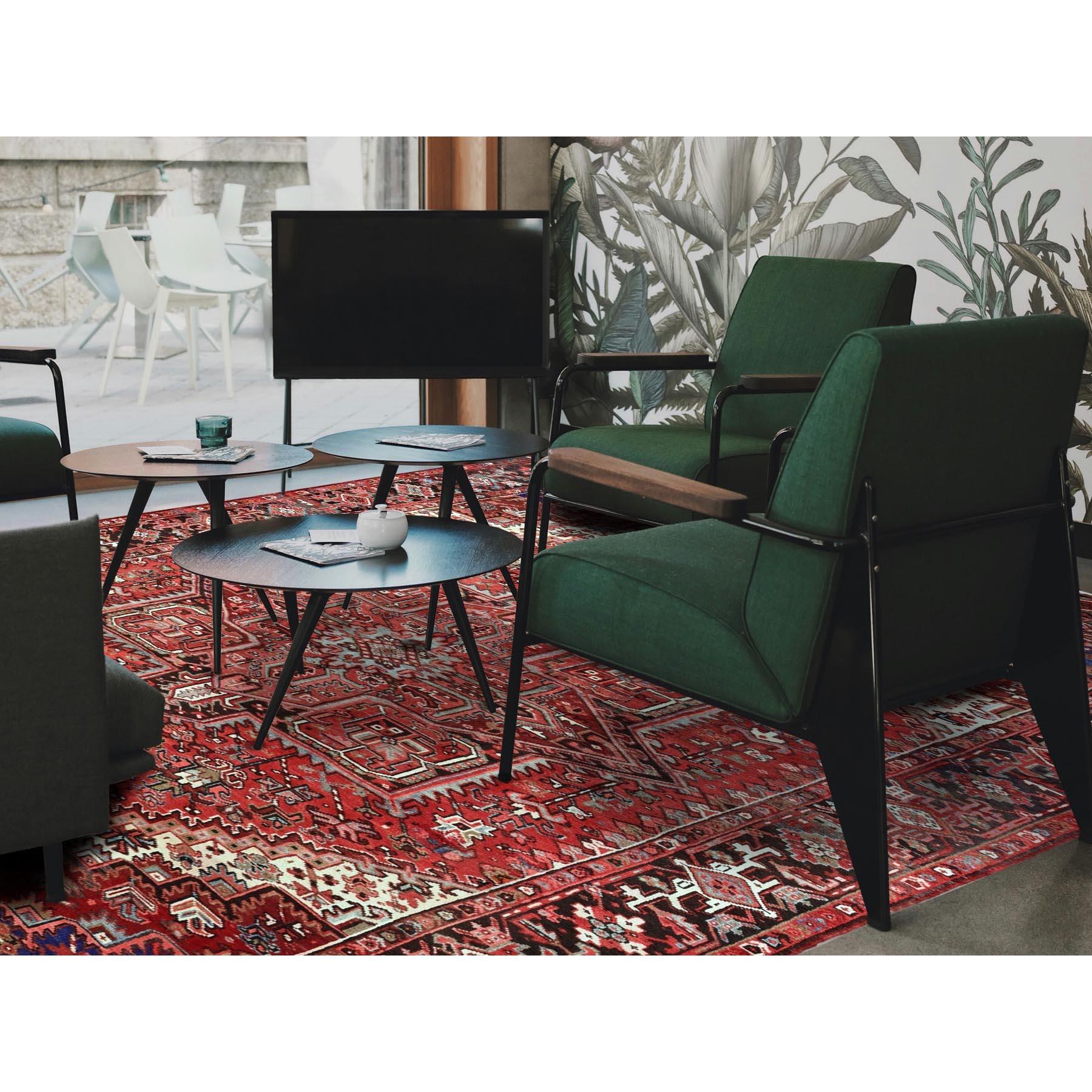 Rouge cramoisi, Vintage Persan Heriz avec grand motif de médaillon, Pure Laine, Noué à la main, Usure régulière, Coupé fin, Bonne condition, Côtés et extrémités sécurisés professionnellement, Tapis d'Orient
Matières premières : Laine
Latex : Pas de