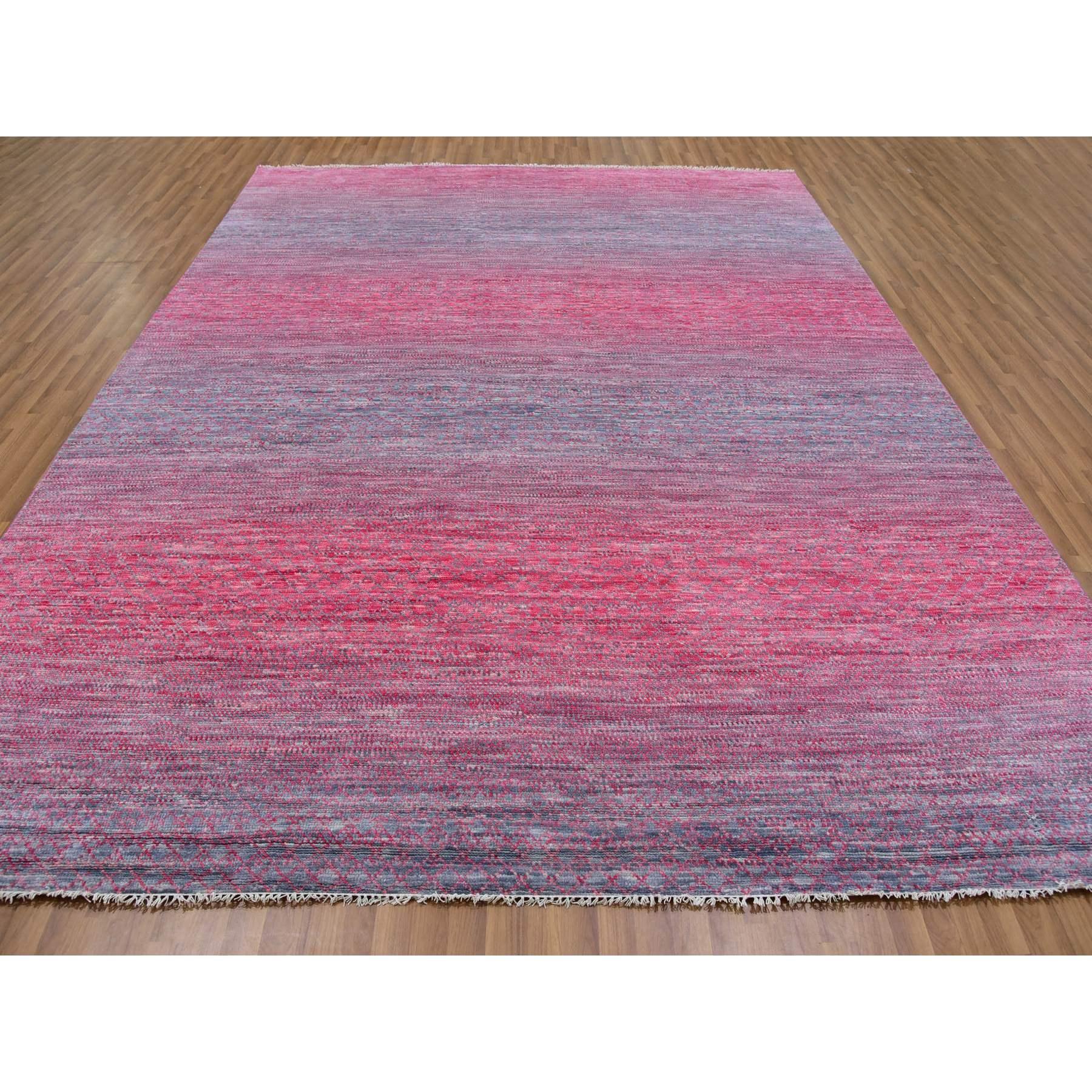 Dies ist ein echtes Unikat aus gefärbter, reiner Wolle, handgeknüpft, Modern Chiaroscuro Collection'S Oriental Rug. Es wurde monatelang von erfahrenen Kunsthandwerkern in jahrhundertealten Webtechniken geknüpft.
Primäre MATERIALIEN: Wolle
Latex: