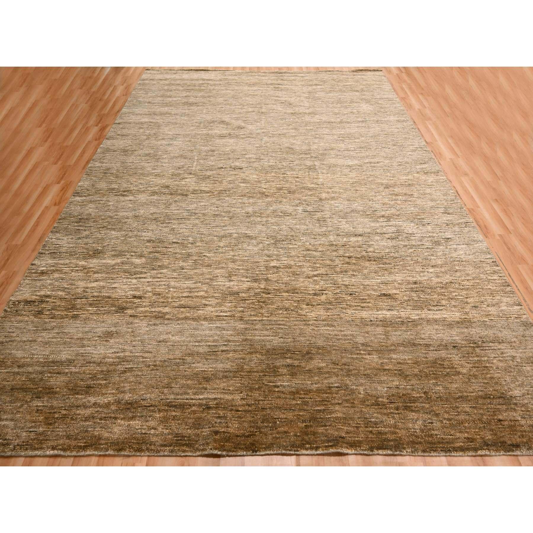 Shades of Brown, Densely Woven, Modern Plain Design, 100% Wool, Borderless, Hand Knotted, Oriental Rug
Matières premières : Laine
Latex : Pas de poils 
hauteur : 0,25 pouces
Style : Contemporain
Couleur primaire : marron
Couleurs secondaires :
