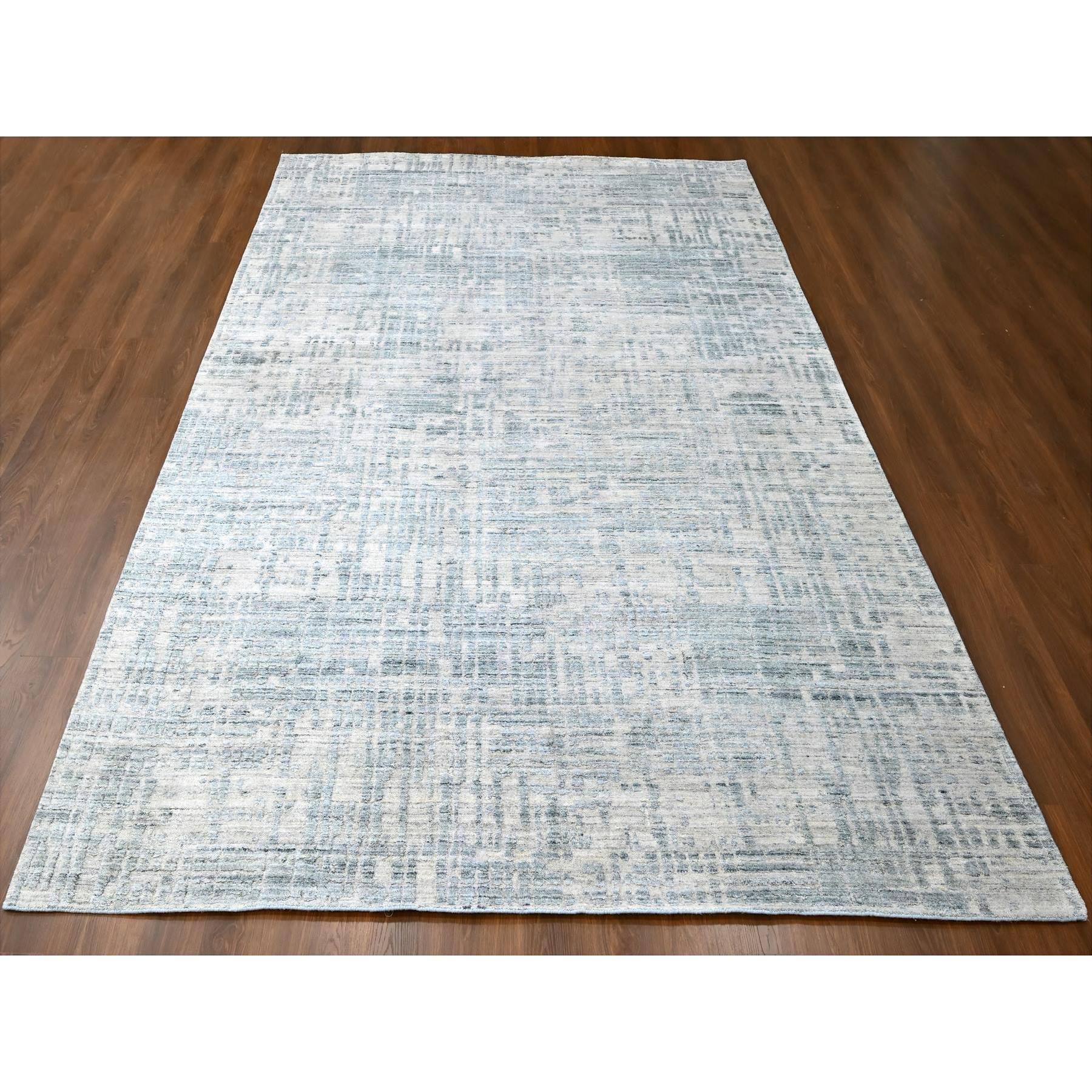 Storm Gray, Design Modern, tissé à la main, laine et soie végétale, poils texturés, tapis d'Orient
Matériaux primaires : Laine et soie
Latex : Pas de poils 
hauteur : 0,25 pouces
Style : Contemporain
Couleur primaire : Gris
Couleurs secondaires :