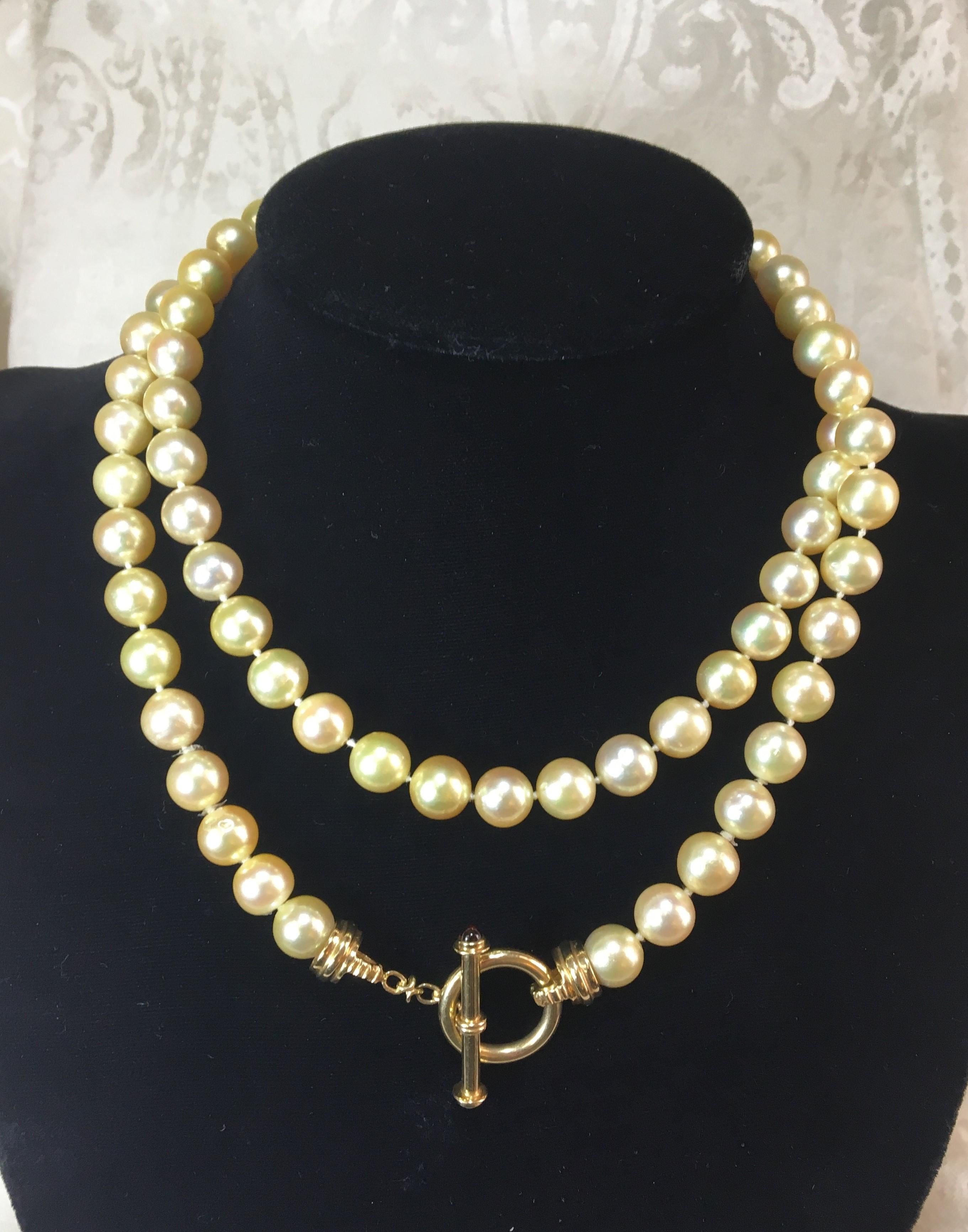 80 goldfarbene Perlen, rund
Ungefähr 9,5 - 10mm Perlen
34 Zoll Seillänge
14K Gelbgold Toggle-Verschluss
Zwei Cabochon-Steine in Knebelknopf
