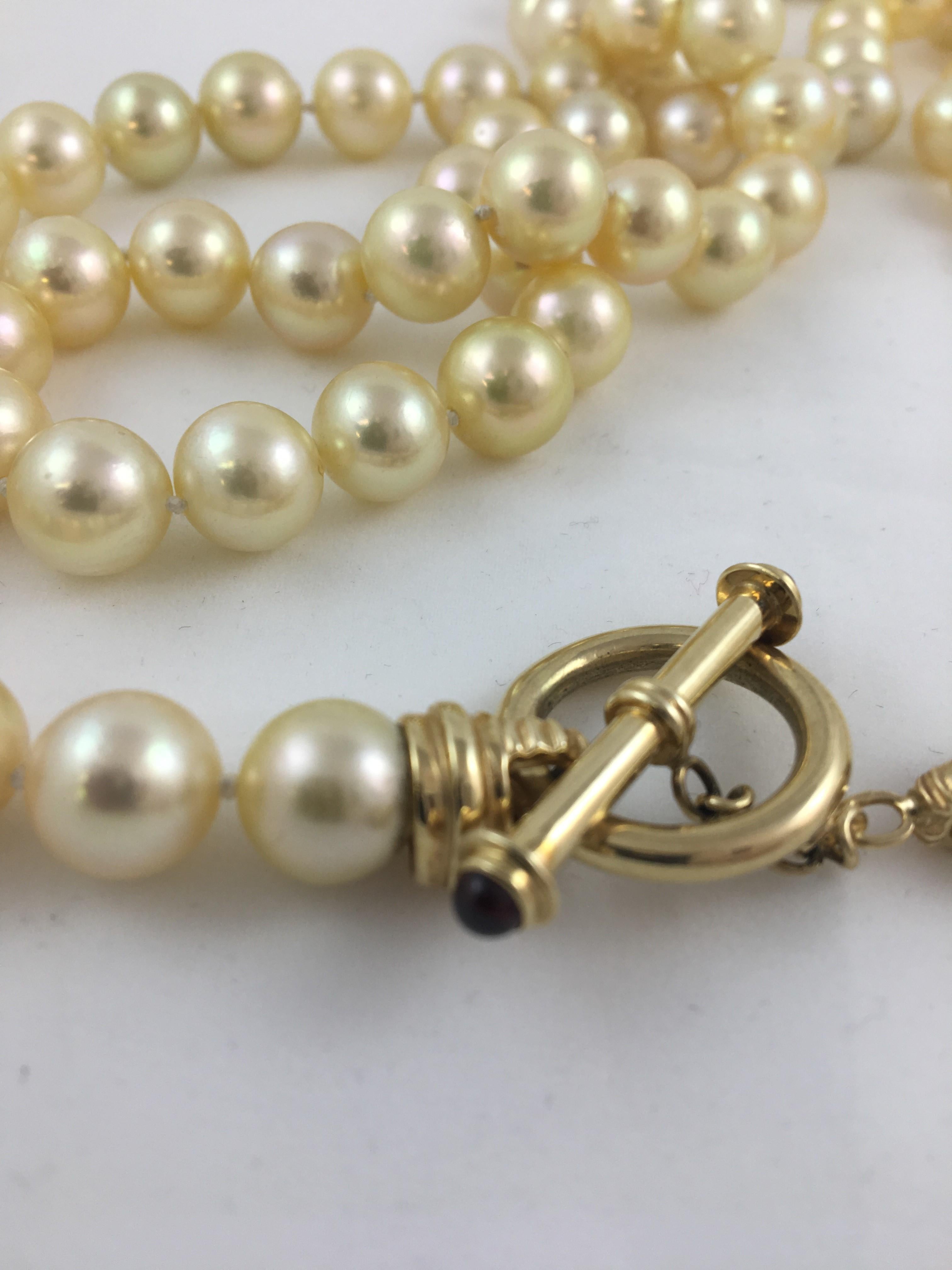Goldene Perlenkette mit goldenem Gold-Knöpfen (Rundschliff) im Angebot