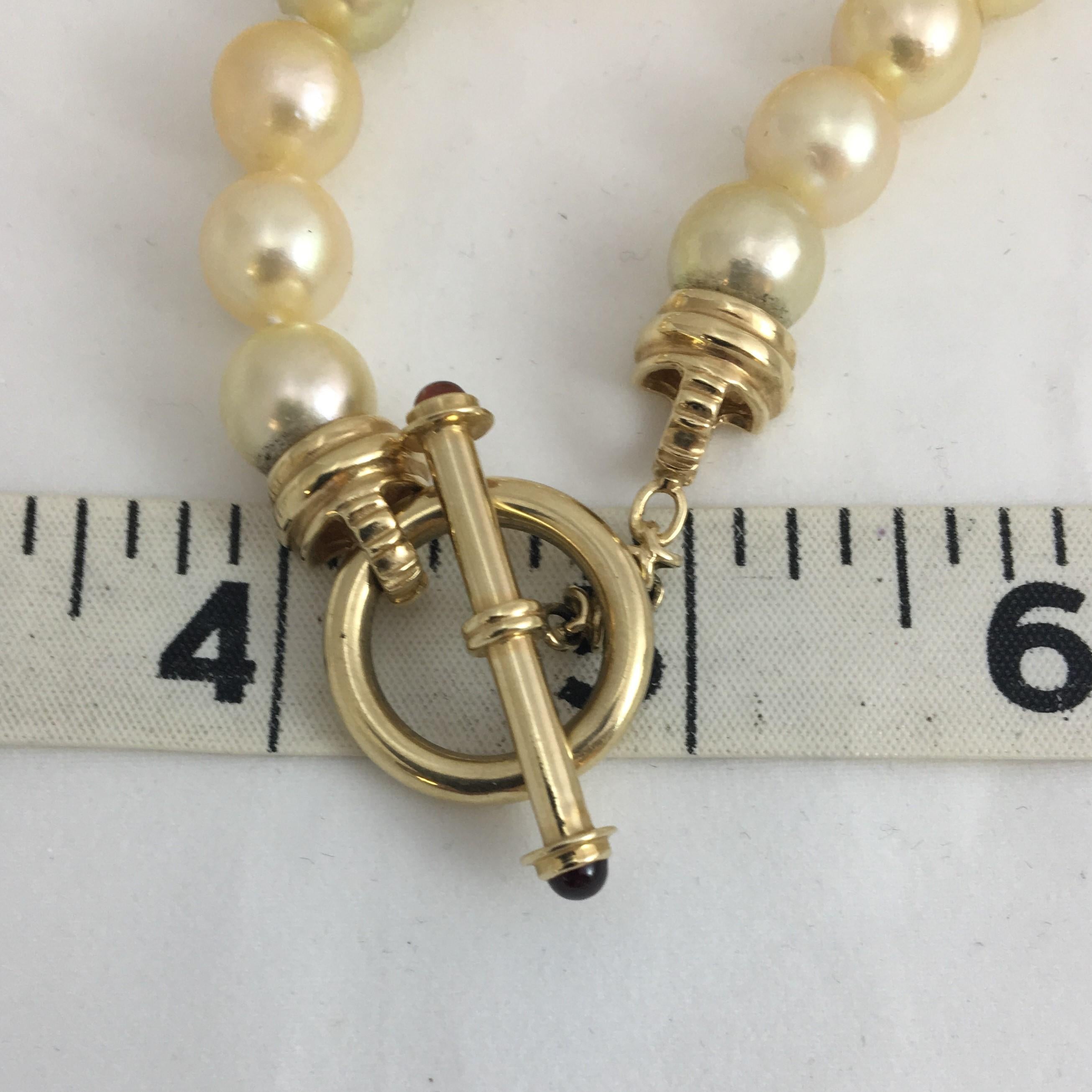 Goldene Perlenkette mit goldenem Gold-Knöpfen für Damen oder Herren im Angebot