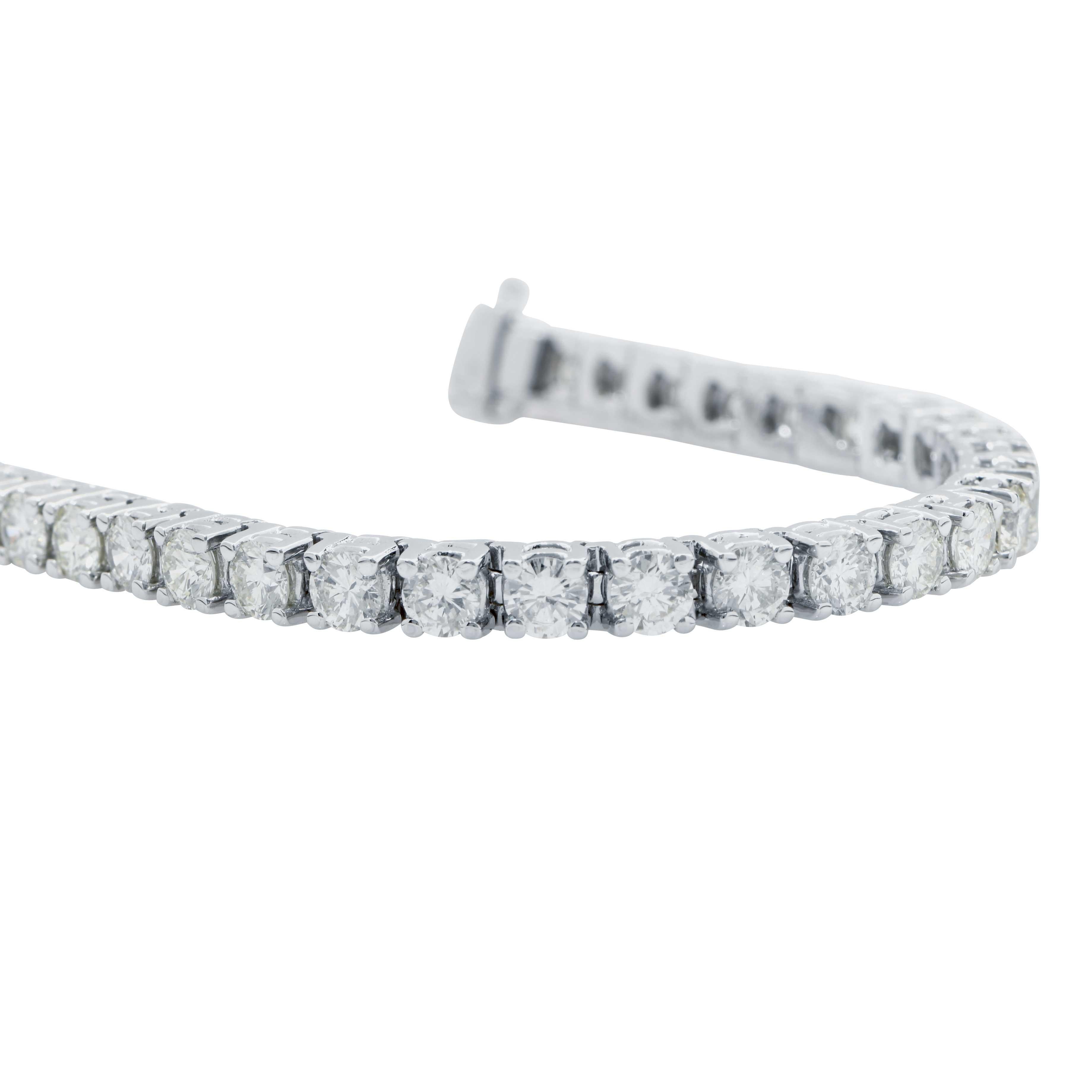 This beautiful diamond line tennis bracelet features 38 round brilliant cut diamonds averaging I in color Vs2 in clarity. The diamonds are expertly set with four prongs in an 18 Karat White Gold bracelet.
Bracelet length: 7 inches
Bracelet weight: