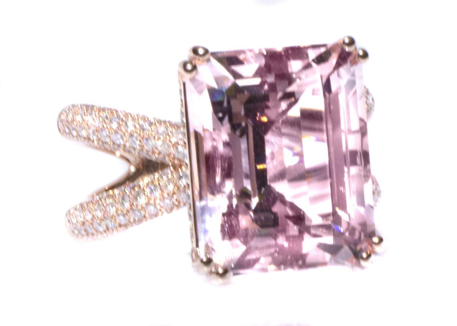 Contemporary 9.5 Carat Morganite & Diamond 18k Rose Gold Ring For Sale