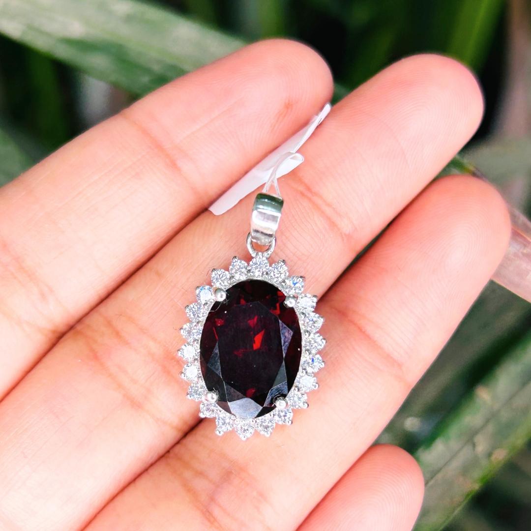 Taglio ovale Ciondolo a forma di aureola con granato taglio ovale da 9,5 carati in argento Sterling 925 per la nonna in vendita