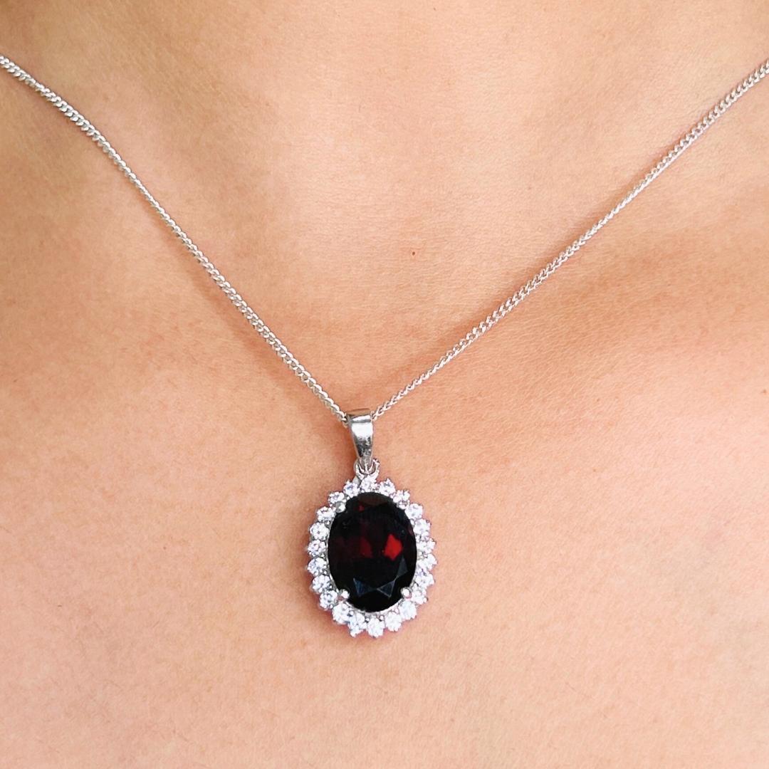Donna Ciondolo a forma di aureola con granato taglio ovale da 9,5 carati in argento Sterling 925 per la nonna in vendita