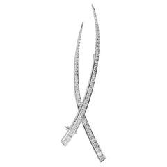 Broche "X" de oro blanco con diamantes redondos talla brillante de 0,95 quilates