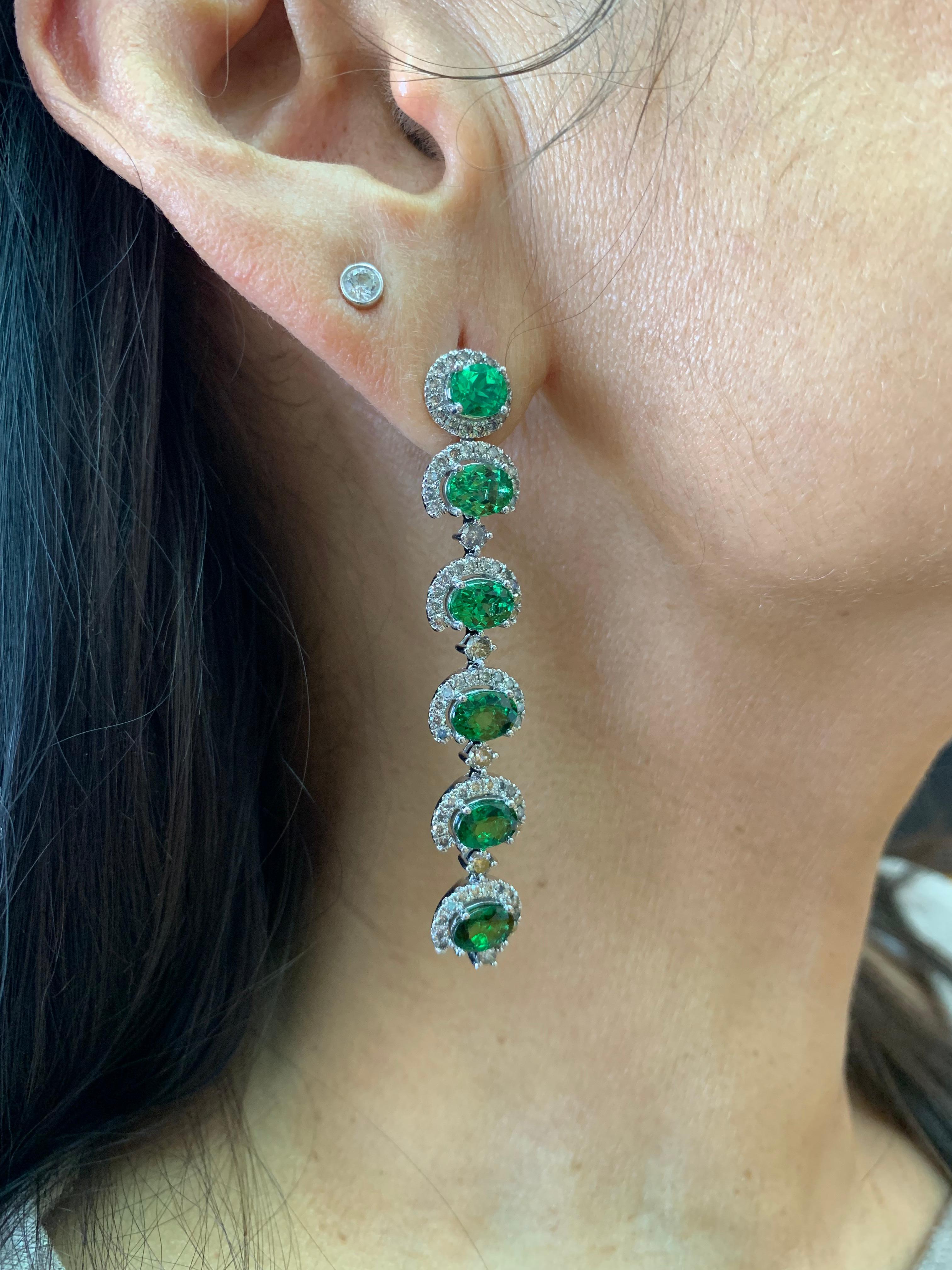 Taglio ovale Sunita Nahata Tsavorite 9.50ct. Orecchini pendenti in oro bianco 18 carati con diamante. in vendita