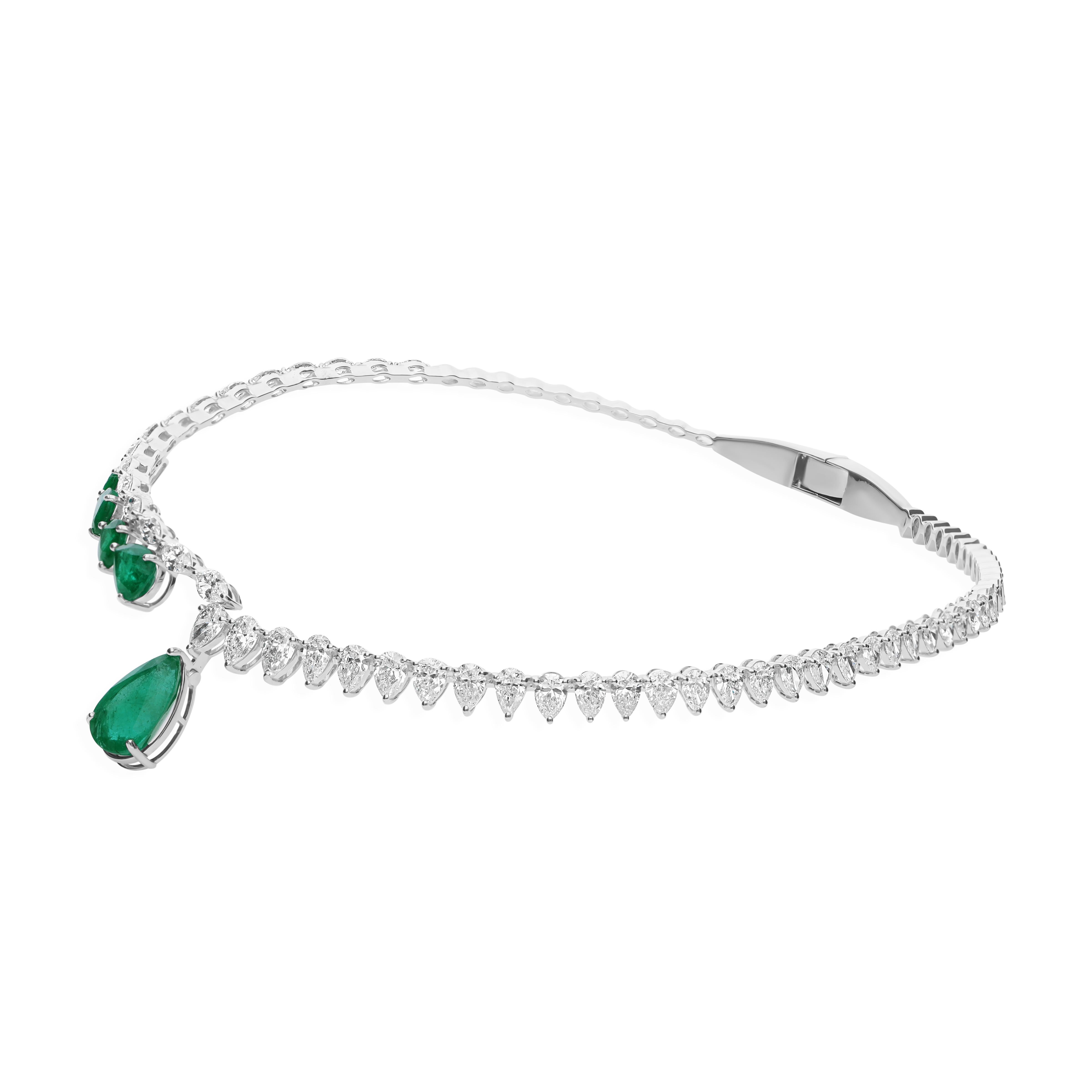 Dieses exquisite Collier aus 18-karätigem Gold ist mit einem sambischen Smaragd von 9,50 Karat und funkelnden Diamanten von 9,64 Karat besetzt.

FOLLOW SPECTRUM JEWELS Storefront, um die neueste Collection'S und exklusive Stücke zu sehen. Spectrum