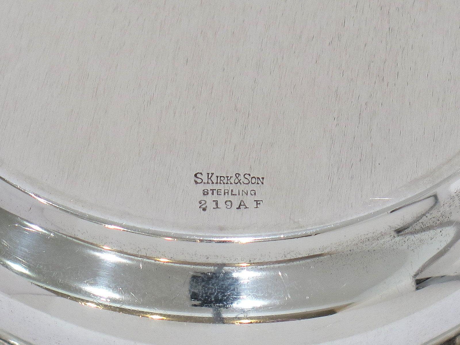 9.5 in - Sterling Silver S. Kirk & Son Vintage Floral Repousse Serving Bowl In Good Condition For Sale In Brooklyn, NY