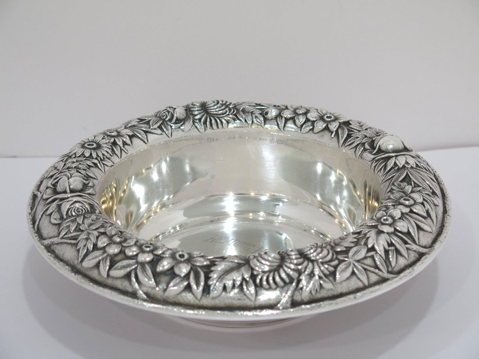 9,5 in - Sterlingsilber S. Kirk & Son Vintage Servierschale mit Blumenrepousse (amerikanisch) im Angebot