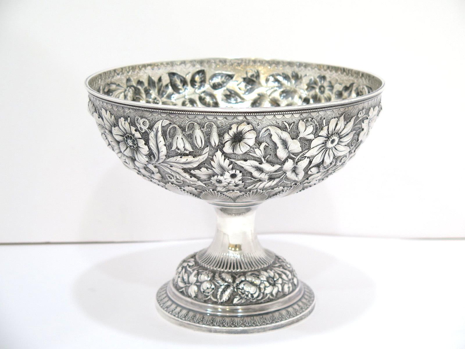 Américain 9.5 in - Sterling Silver Whiting Antique Floral Repousse Footed Serving Bowl (bol de service sur pied) en vente