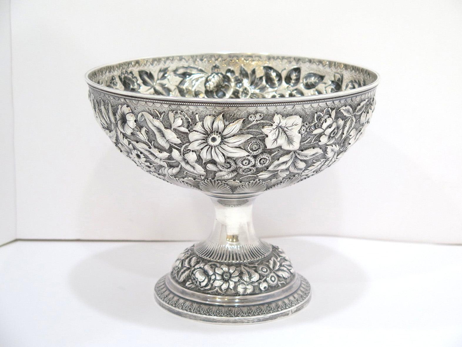 Repoussé 9.5 in - Sterling Silver Whiting Antique Floral Repousse Footed Serving Bowl (bol de service sur pied) en vente