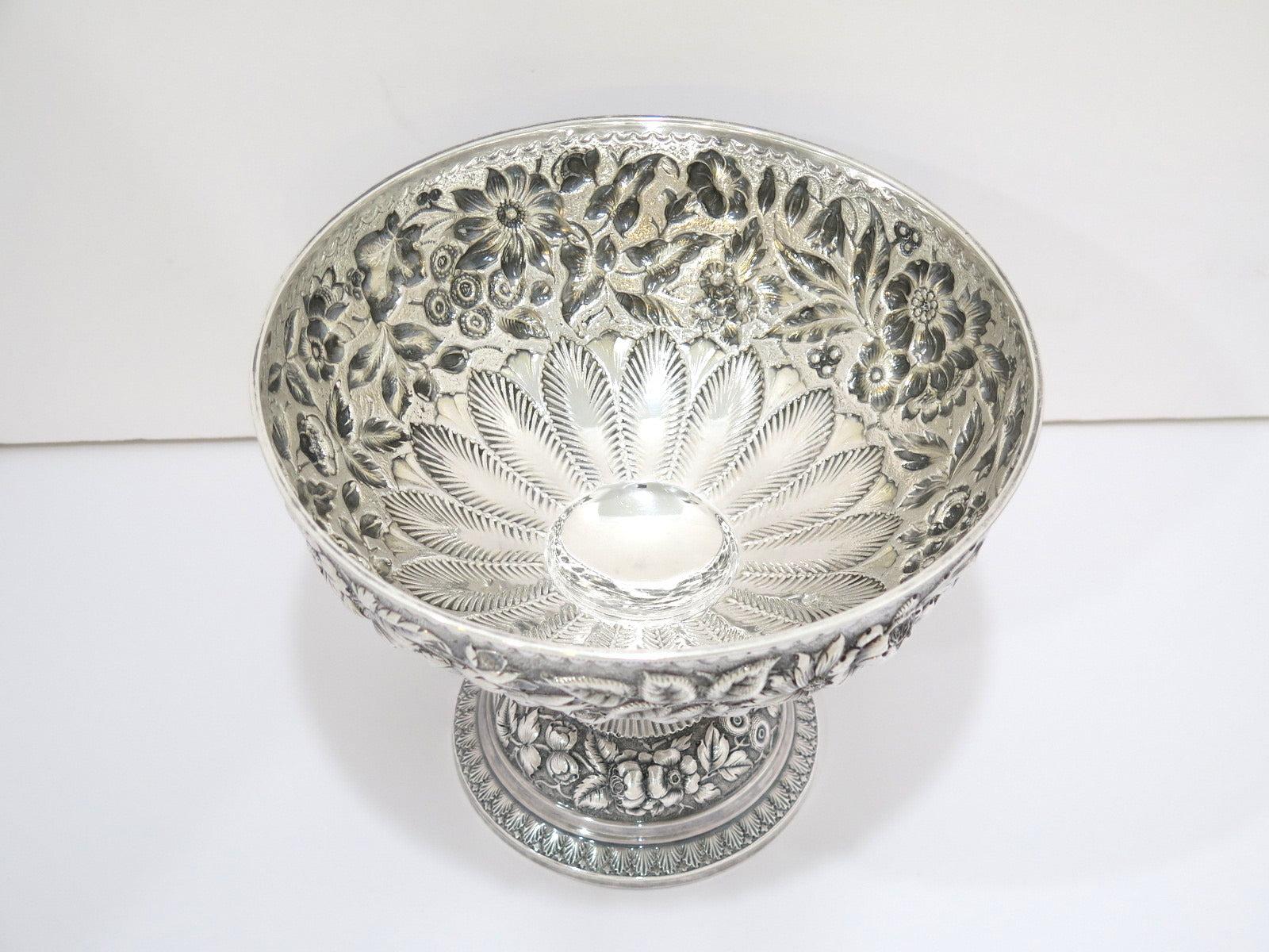 20ième siècle 9.5 in - Sterling Silver Whiting Antique Floral Repousse Footed Serving Bowl (bol de service sur pied) en vente