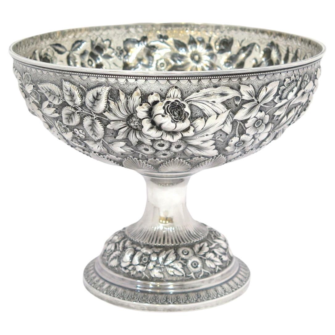 9.5 in - Sterling Silver Whiting Antique Floral Repousse Footed Serving Bowl (bol de service sur pied) en vente