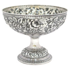 9.5 in - Sterling Silver Whiting Antique Floral Repousse Footed Serving Bowl (bol de service sur pied)