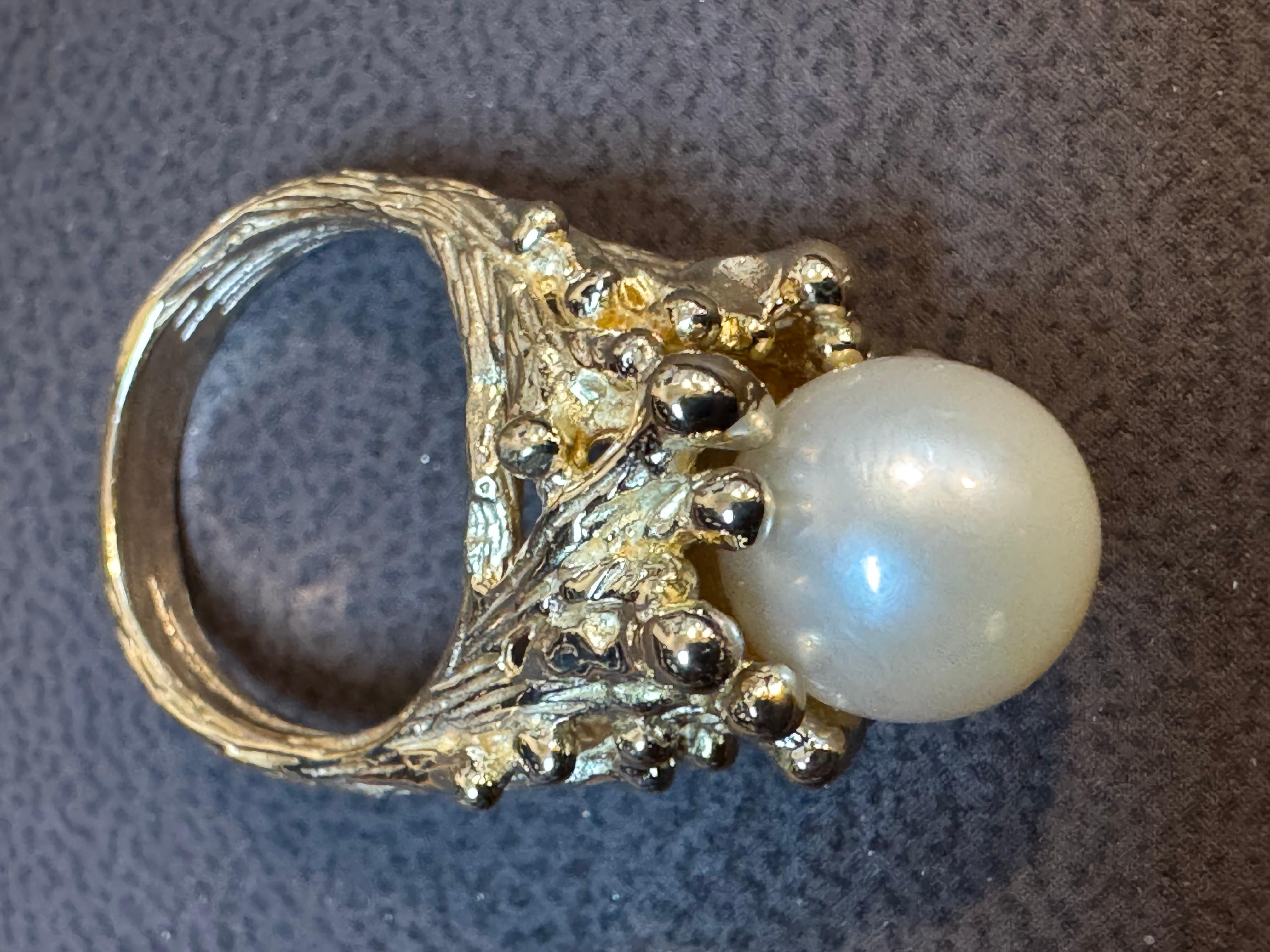 Bague en or jaune 14 carats avec perle d'Akoya ronde de 9.5 MM, taille 5.75
 Belle pierre perlière ronde, brillante et lustrée  
Belle couleur et brillance
Or jaune 14 carats, estampillé 
Poids 10.4 gm
Or  pour 14 K, estampillé
Taille de