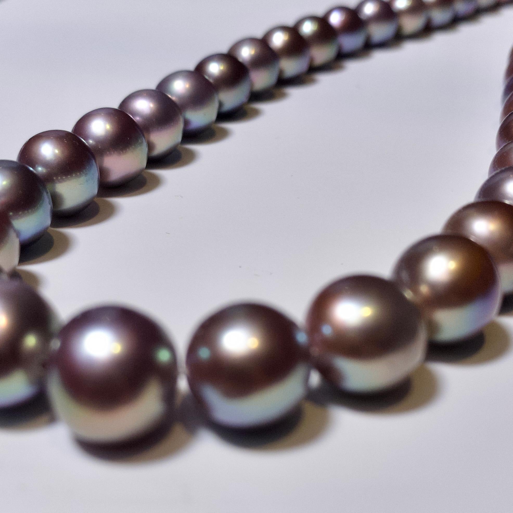 Dies ist ein Strang von Edison Süßwasserperlen Halskette. Edison-Perlen sind gezüchtete Süßwasserperlen mit Kern. Als Kern der Zuchtperle wird eine perfekt runde Perle verwendet, die der Auster als 