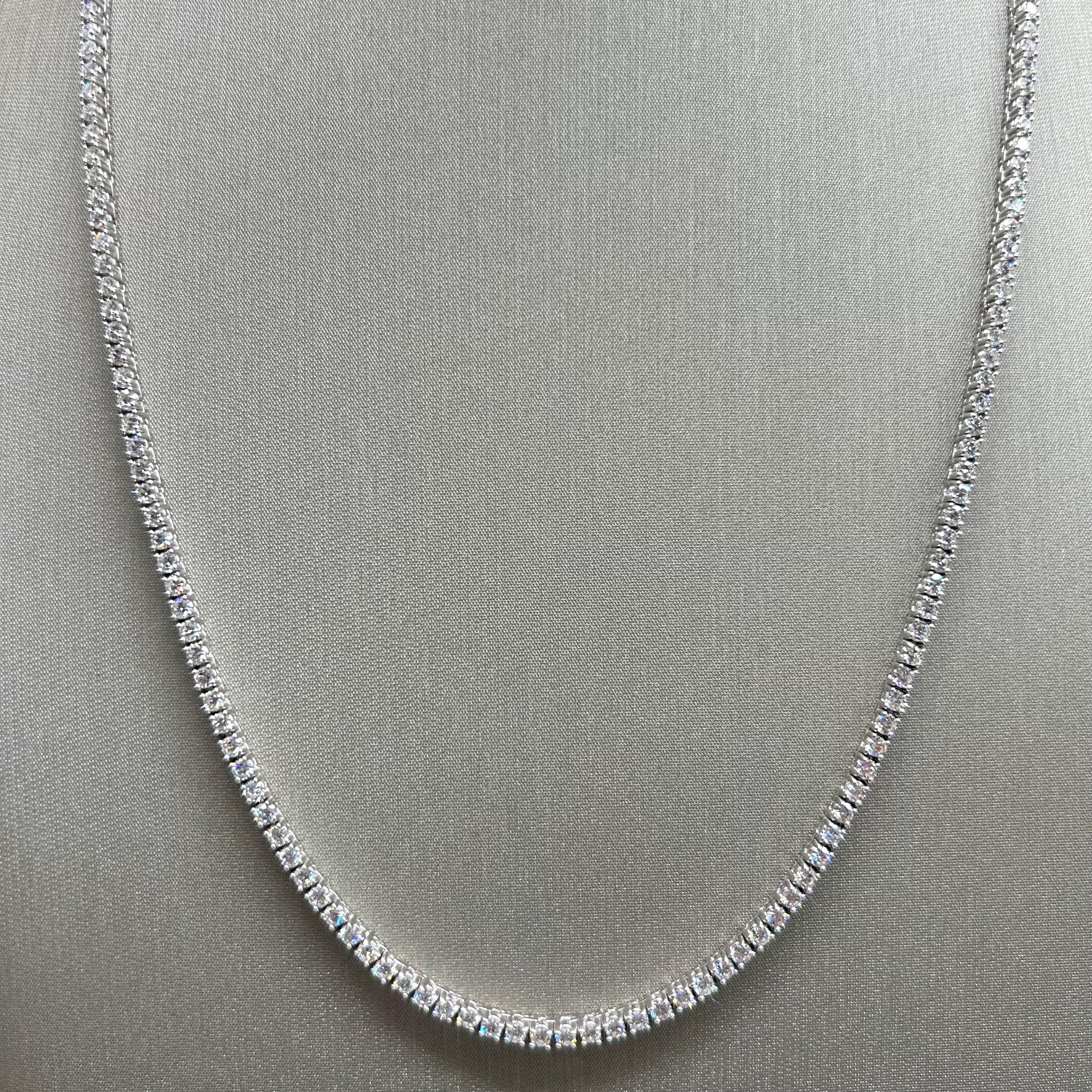 Voici notre collier de tennis , un accessoire étonnant qui allie élégance et sophistication . Fabriqué avec précision, ce collier est serti en or blanc 18 K, ajoutant une touche de luxe à toute tenue. Avec environ 9,5 carats de diamants, elle