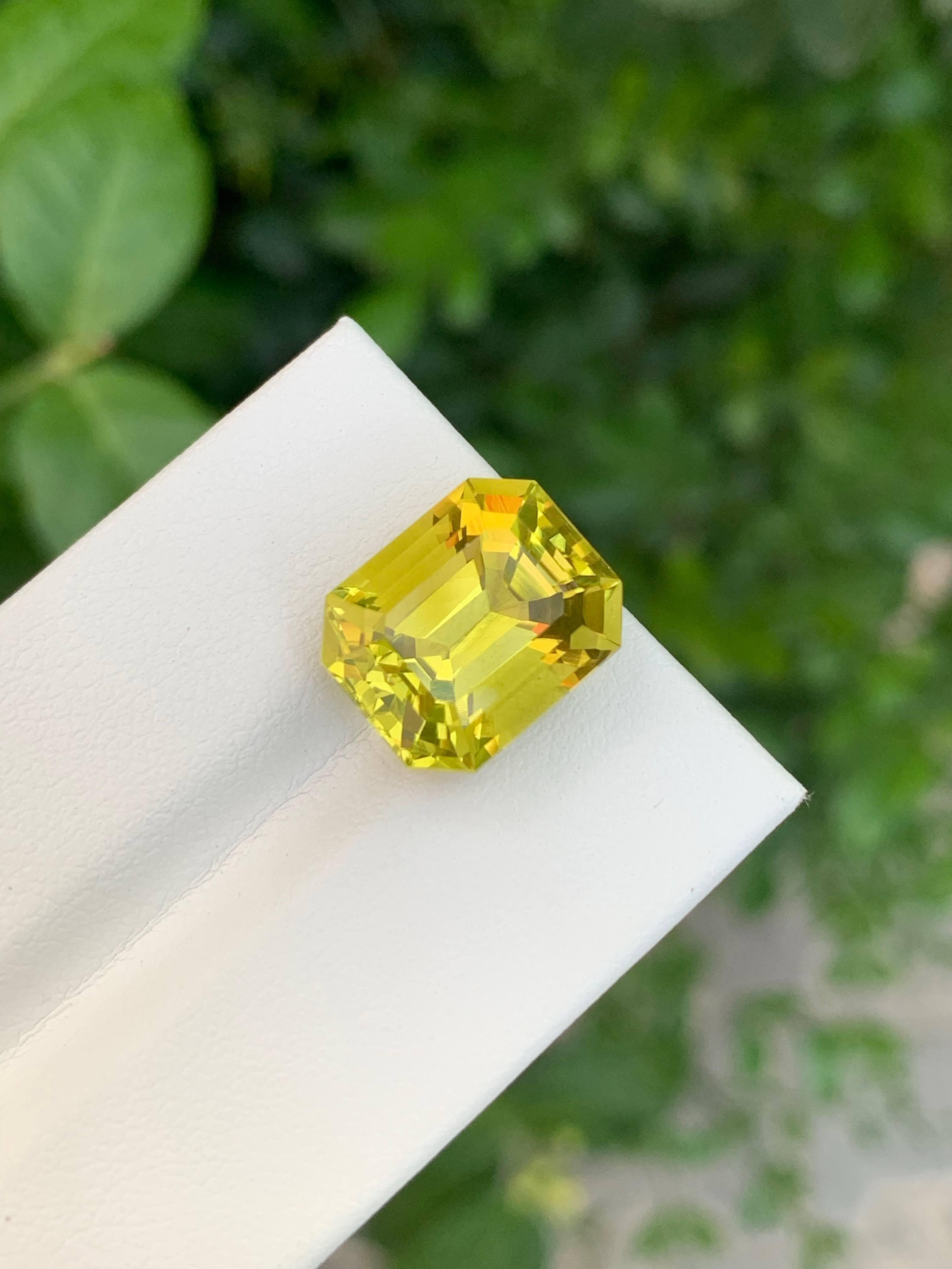 Moderno 9,50 Carati Nature Sciolto Giallo brillante Citrino Taglio Smeraldo Gemma Africana in vendita