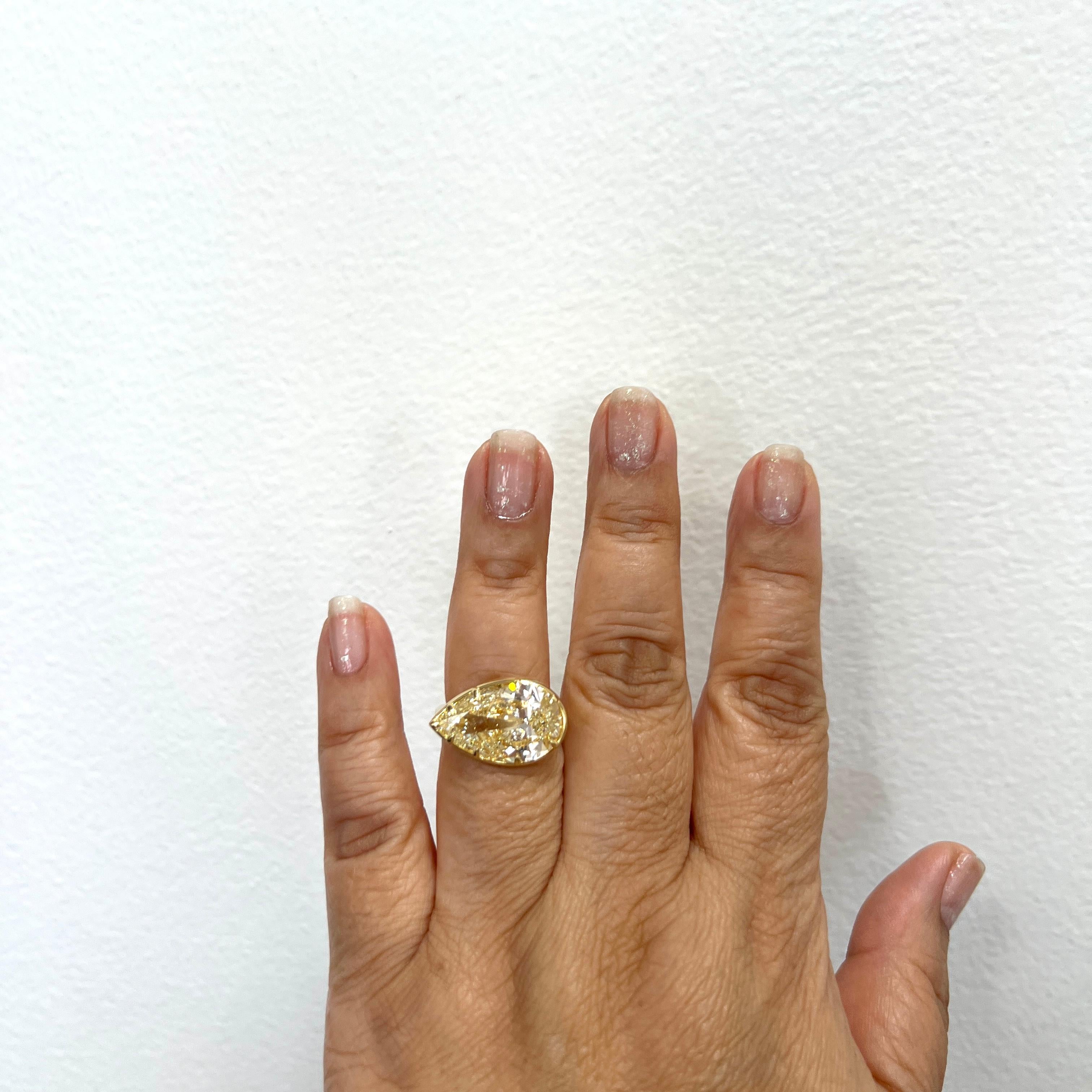 Wunderschöner 9,50-karätiger Diamant in Birnenform.  Handgefertigt aus 18 Karat Gelbgold und seitlich in der Ost-West-Fassung gefasst.  Ring Größe 6,5.